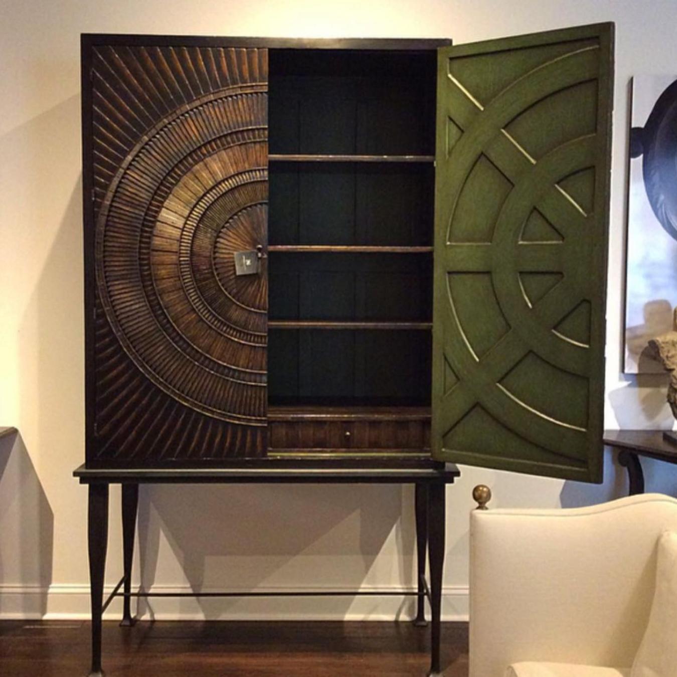 Holz Villiers Schrank Türen Design mit 1300 Hand Applied Pieces, Eisen & Schiefer im Zustand „Neu“ im Angebot in Bosques de las Lomas, MX