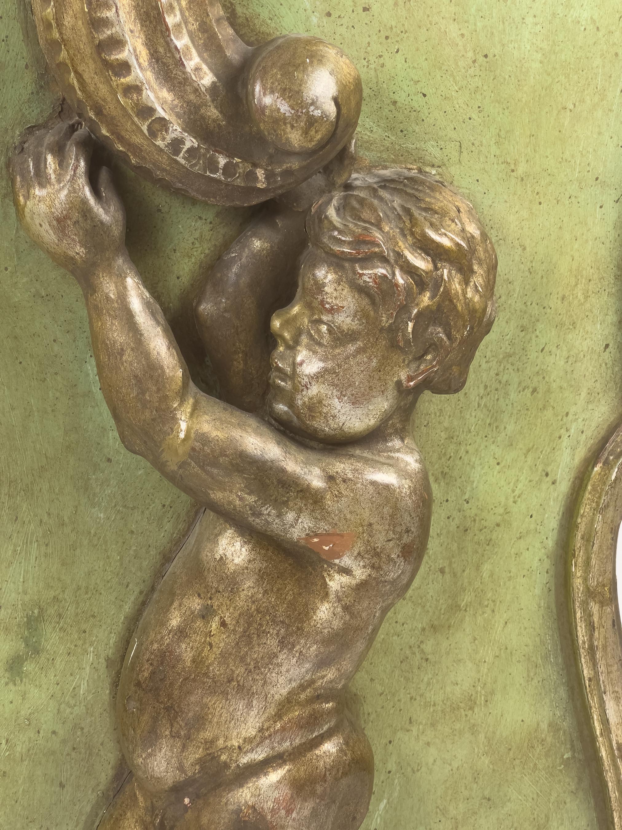 Une élégante étagère murale en bois doré avec un chérubin sculpté tenant une corne d'abondance qui se transforme en étagère. Circa XVII ou XVIIIe siècle d'Italie. La pièce est sculptée à la main et agrémentée d'un puto et d'une corne d'abondance