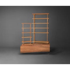 Libreria Palodia in legno di noce, impiallacciatura di noce naturale e vetro trasparente di Madheke