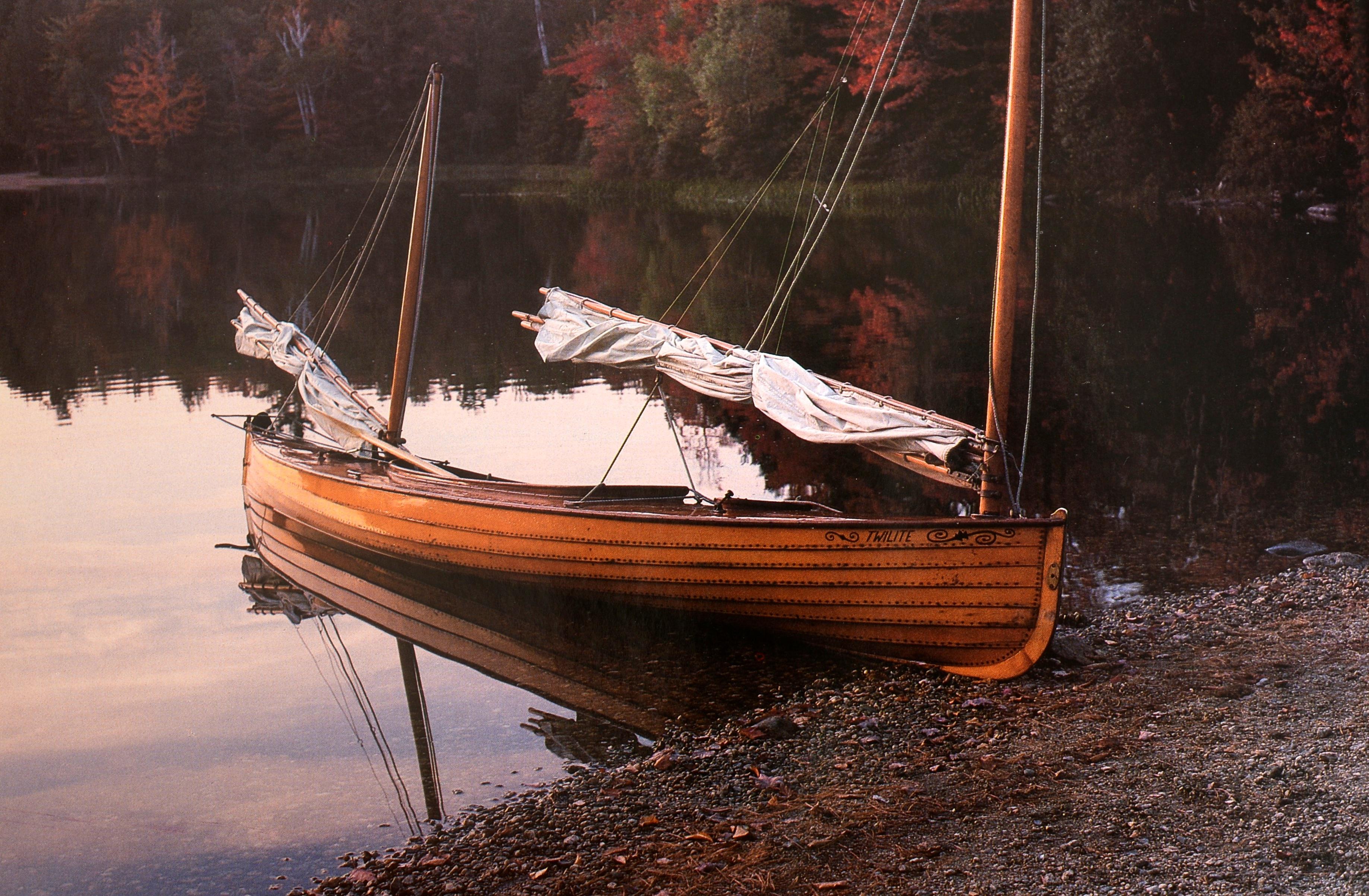 Holz, Wasser und Licht: Klassische Holzboote von Joel White, Stated 1st Ed im Zustand „Gut“ im Angebot in valatie, NY