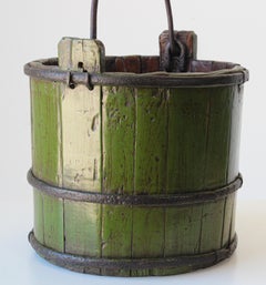 Wasserkübel aus Holz mit schmiedeeisernen Bändern