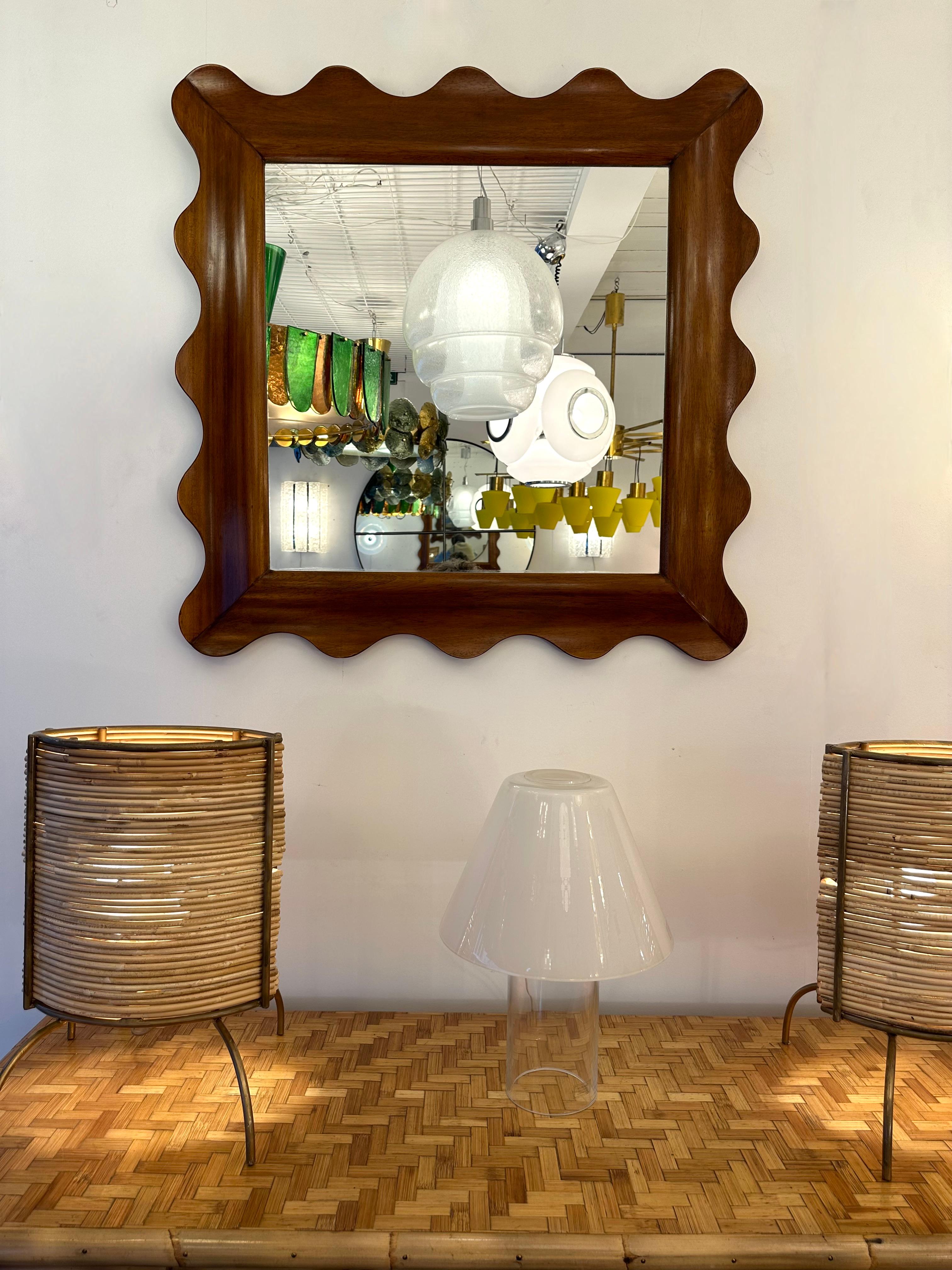 Miroir mural en bois à vagues, design italien travail artisanal contemporain fait à la main dans l'esprit du Mid-Century Modern design brésilien,  Ico Parisi, Cesar Lacca, Gio Ponti, Franco Campo et Carlo Graffi, Osvaldo Borsani.

