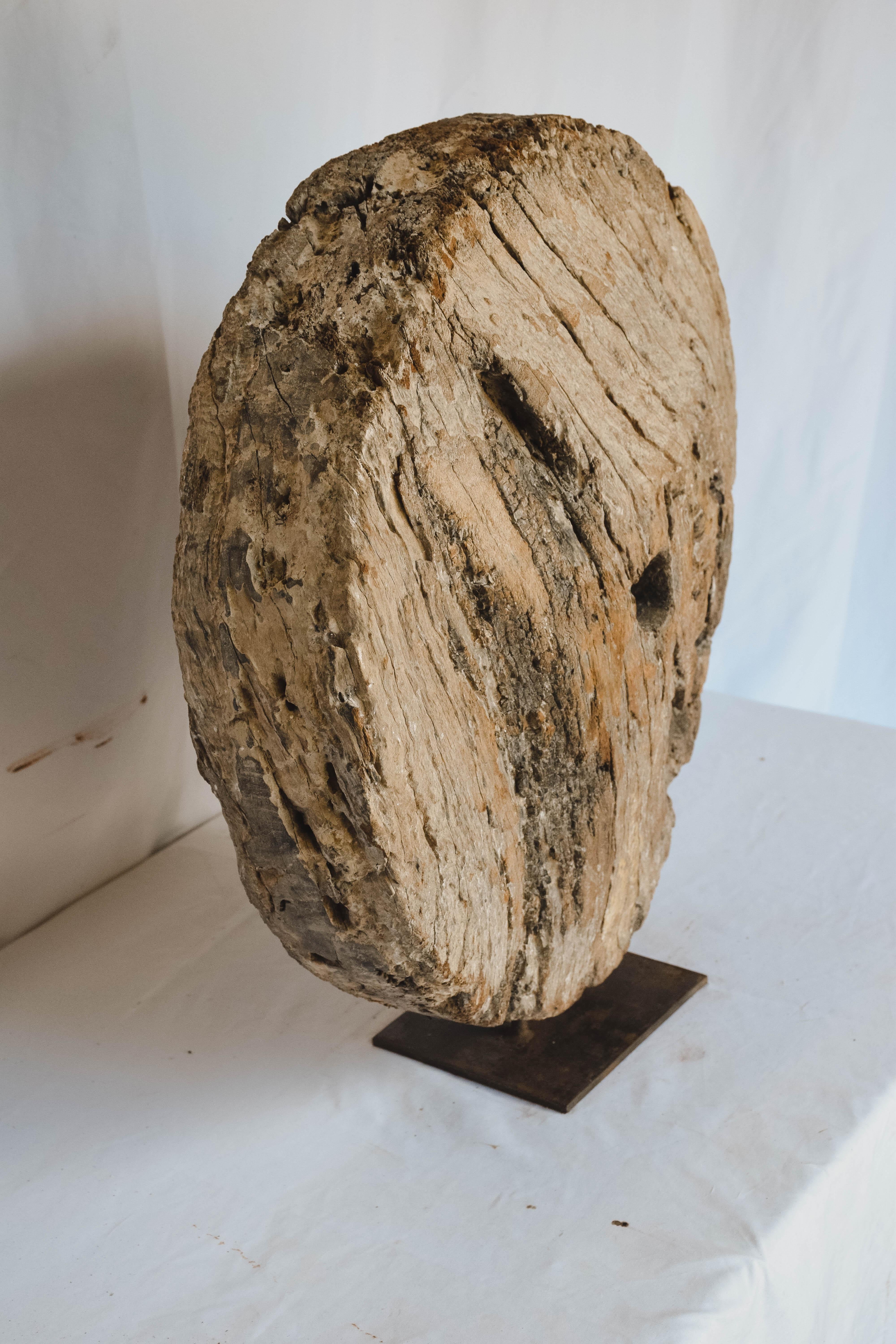 Ferro Ruota in legno su supporto in ferro in vendita