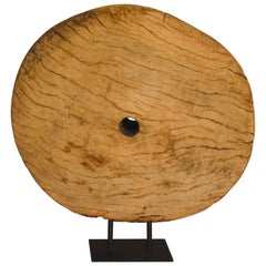 Roue en bois sur socle en fer