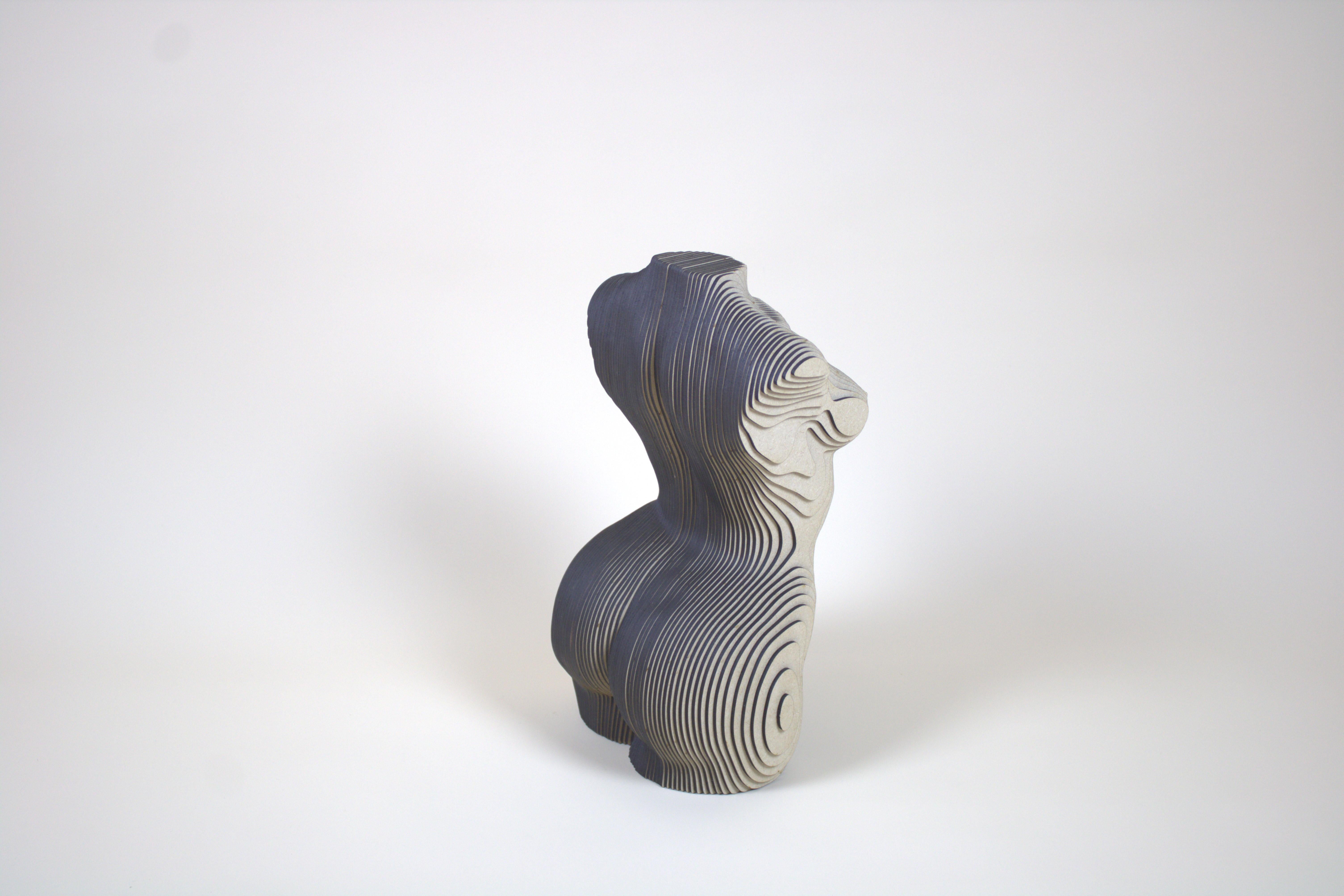 Sculpture de torse de femme blanche en bois MDF en vente 1