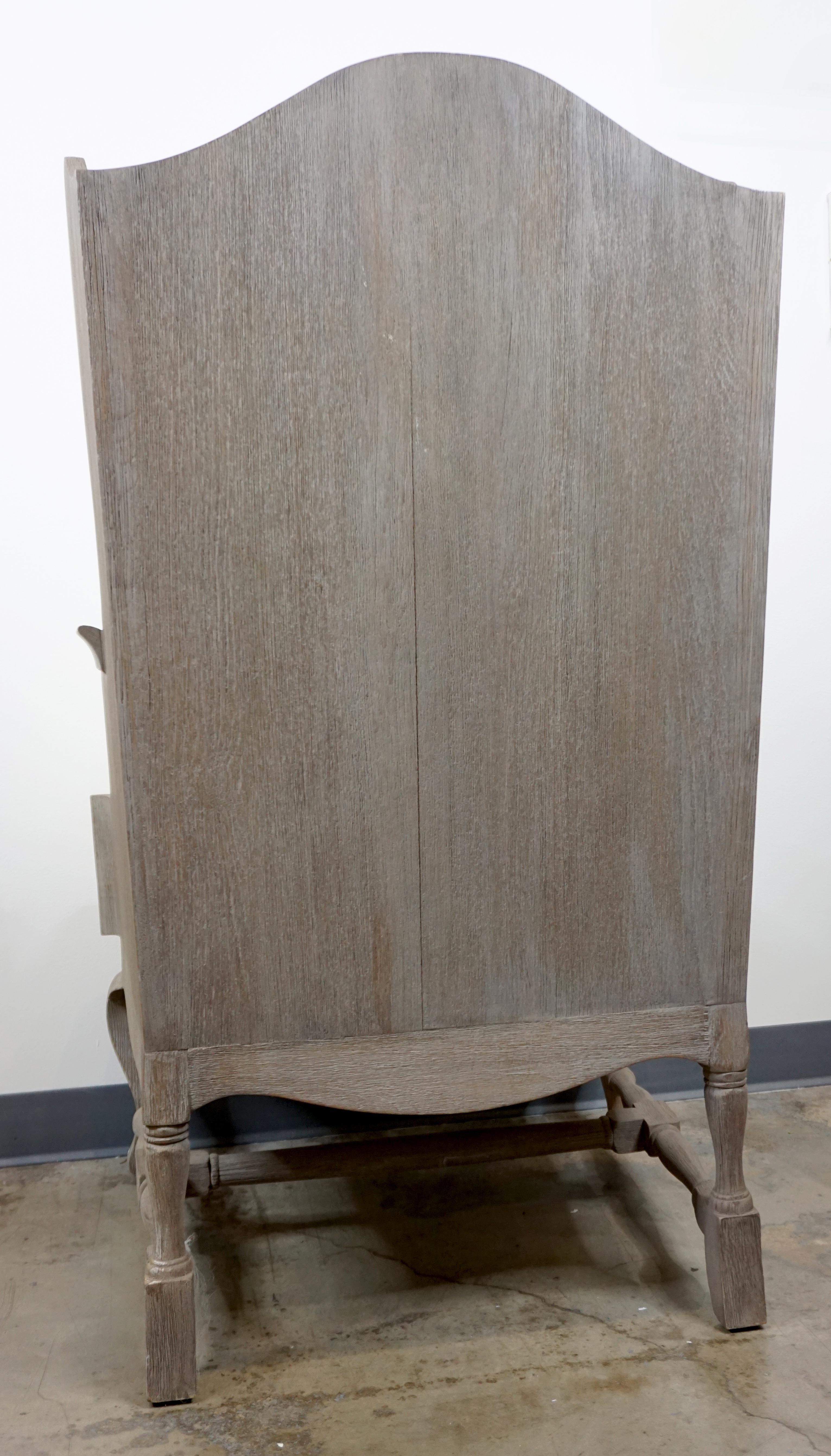 Holzstuhl mit Flügelrückenlehne und Designer-Stoffpolsterung (20. Jahrhundert) im Angebot