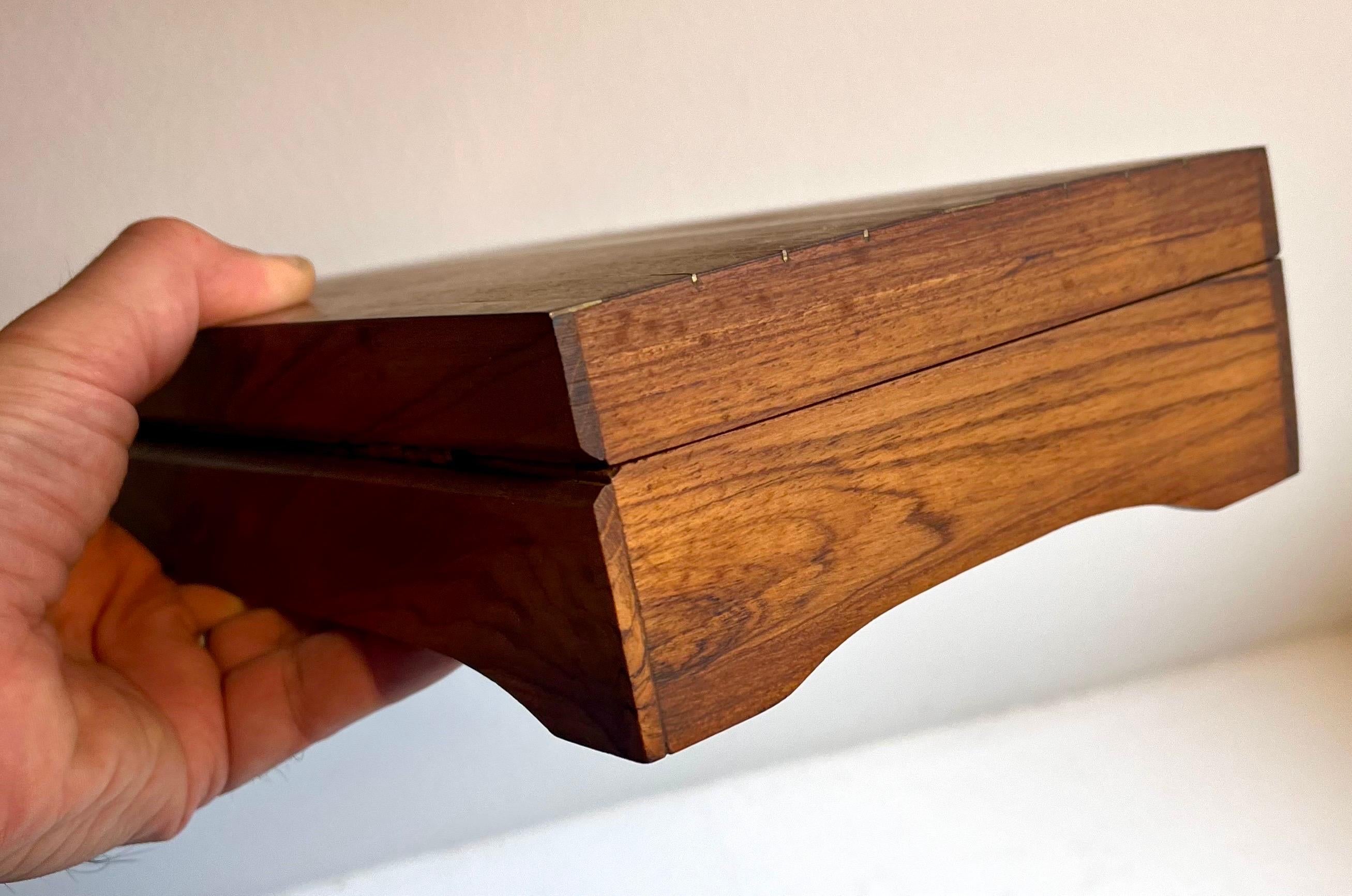 Boîte à bijoux en Wood avec incrustation de laiton dans le style de P.L.A. Powell & A. Evan, années 1970 en vente 5