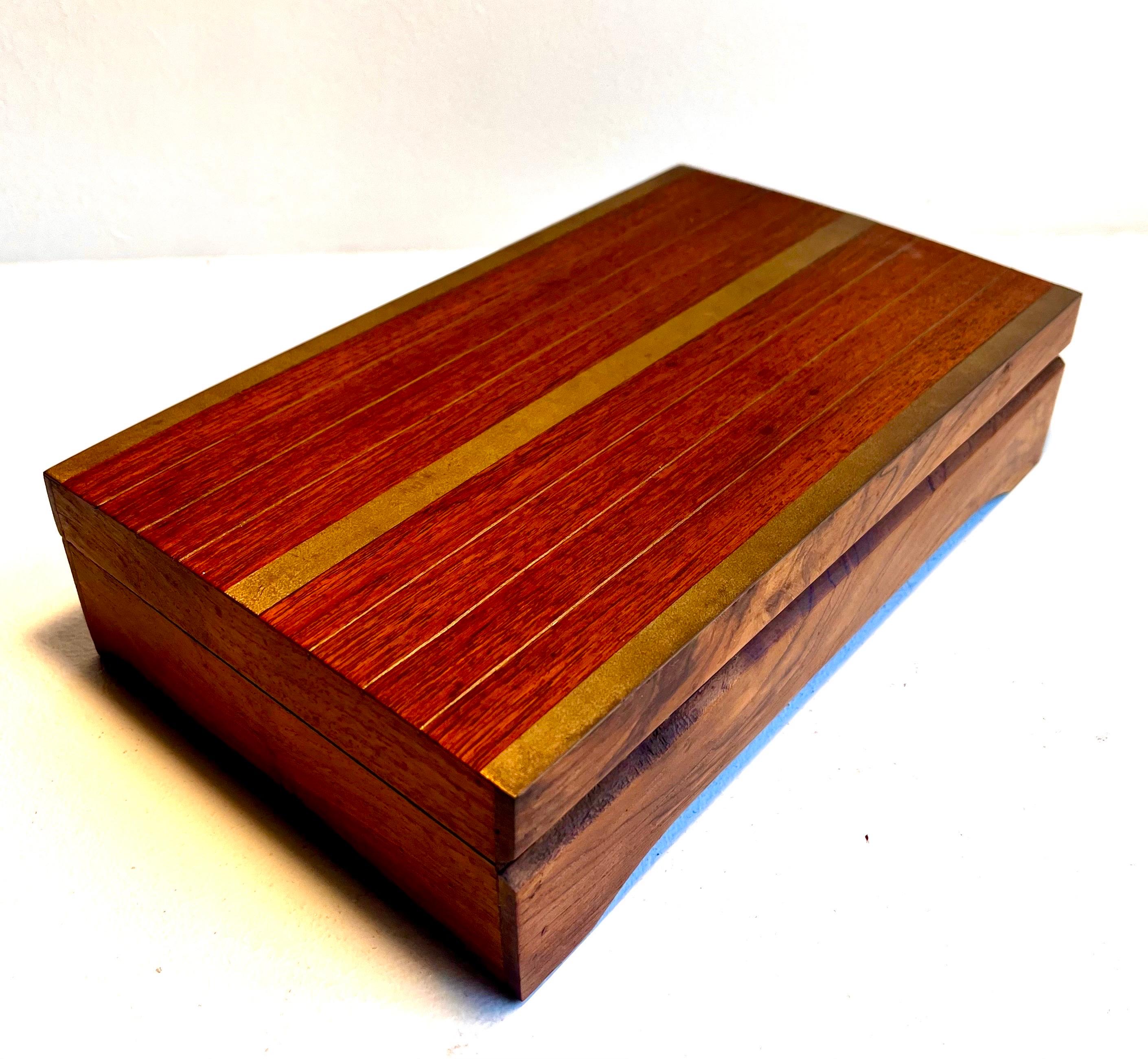 Boîte à bijoux en bois avec incrustation de laiton - vers 1970
dans le style de Paul Evans et de Phillips Lloyds Powell
pour Design/One USA

Doublure en velours - Deux types de bois avec incrustations en laiton

