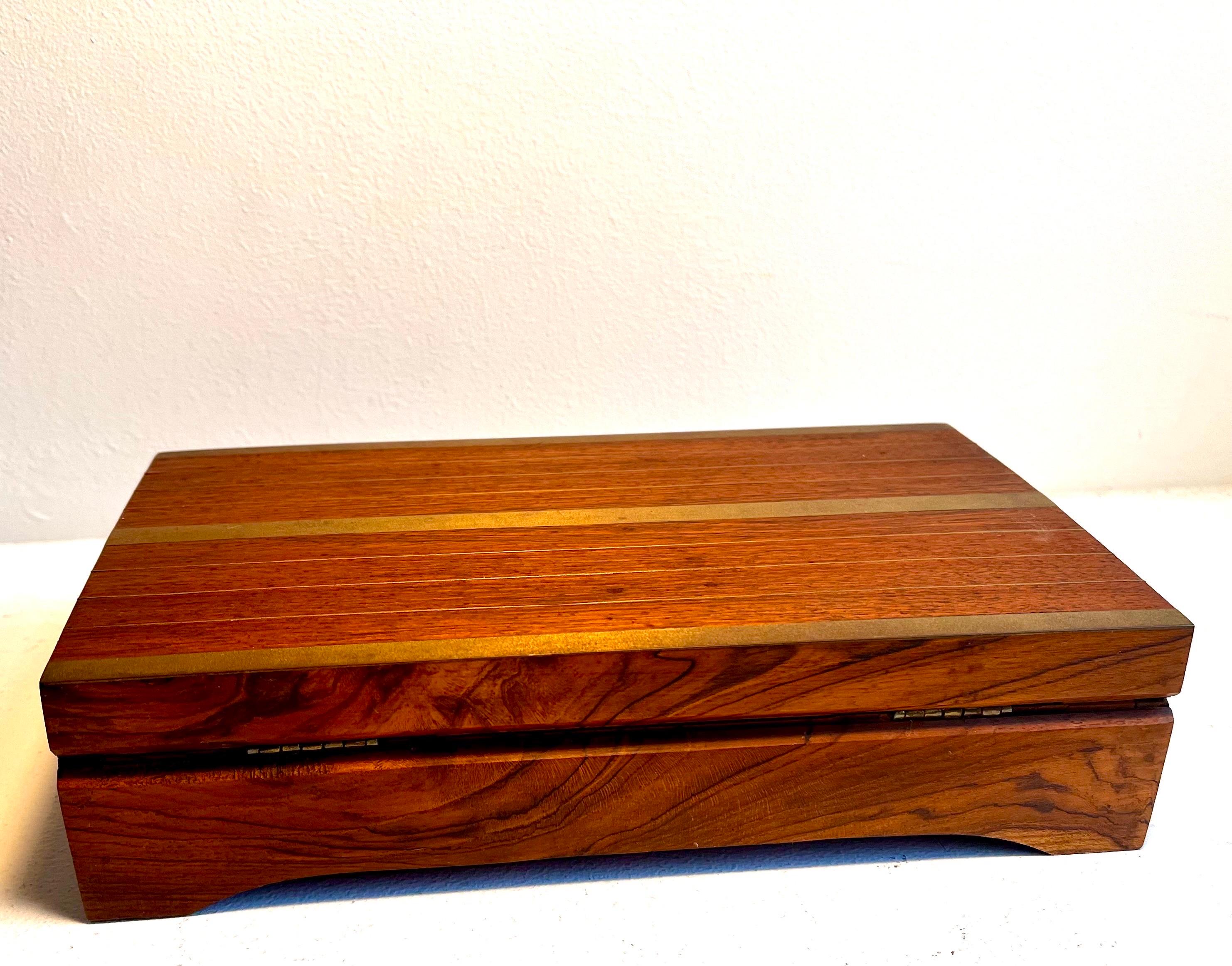 Mid-Century Modern Boîte à bijoux en Wood avec incrustation de laiton dans le style de P.L.A. Powell & A. Evan, années 1970 en vente