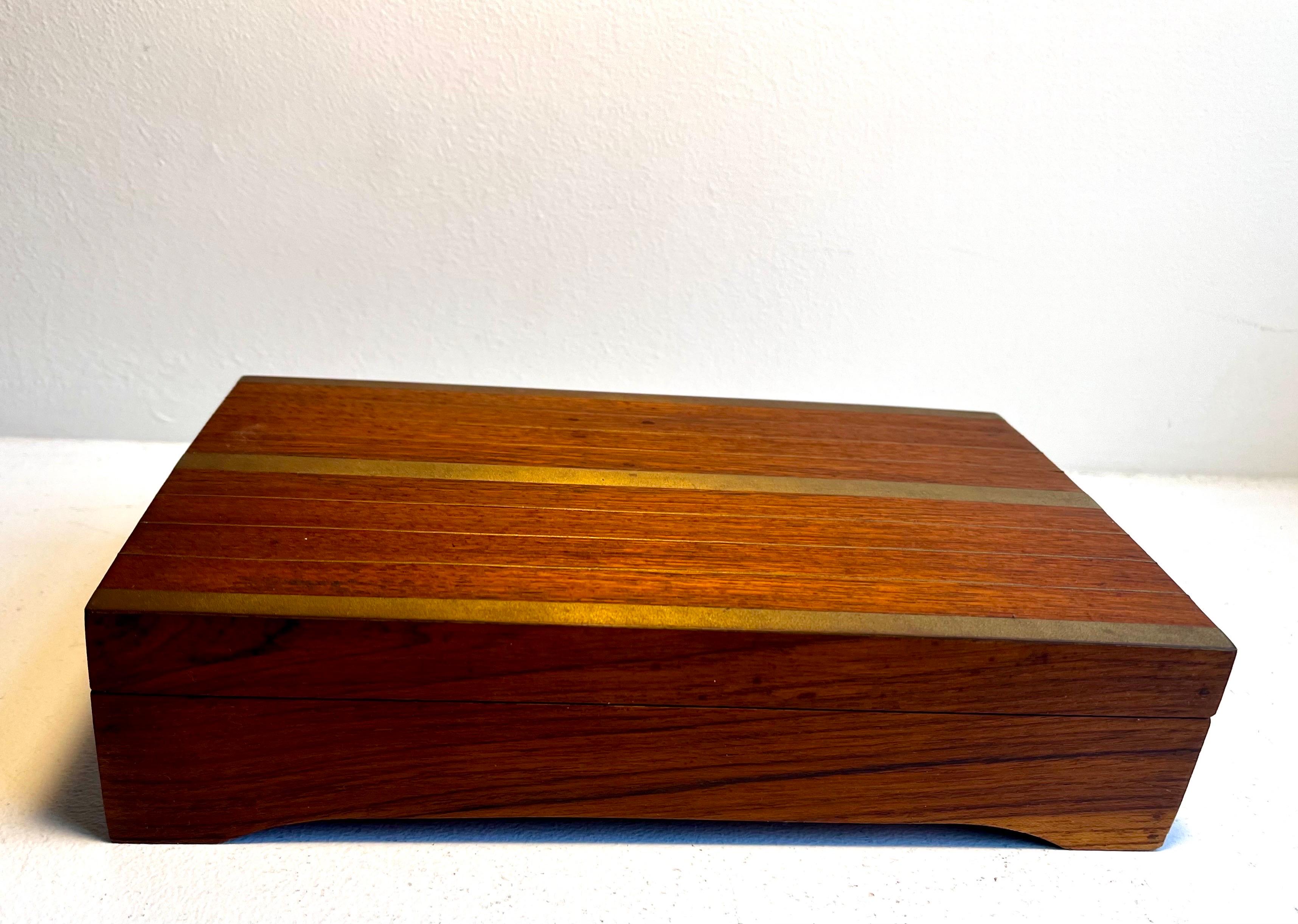 Américain Boîte à bijoux en Wood avec incrustation de laiton dans le style de P.L.A. Powell & A. Evan, années 1970 en vente