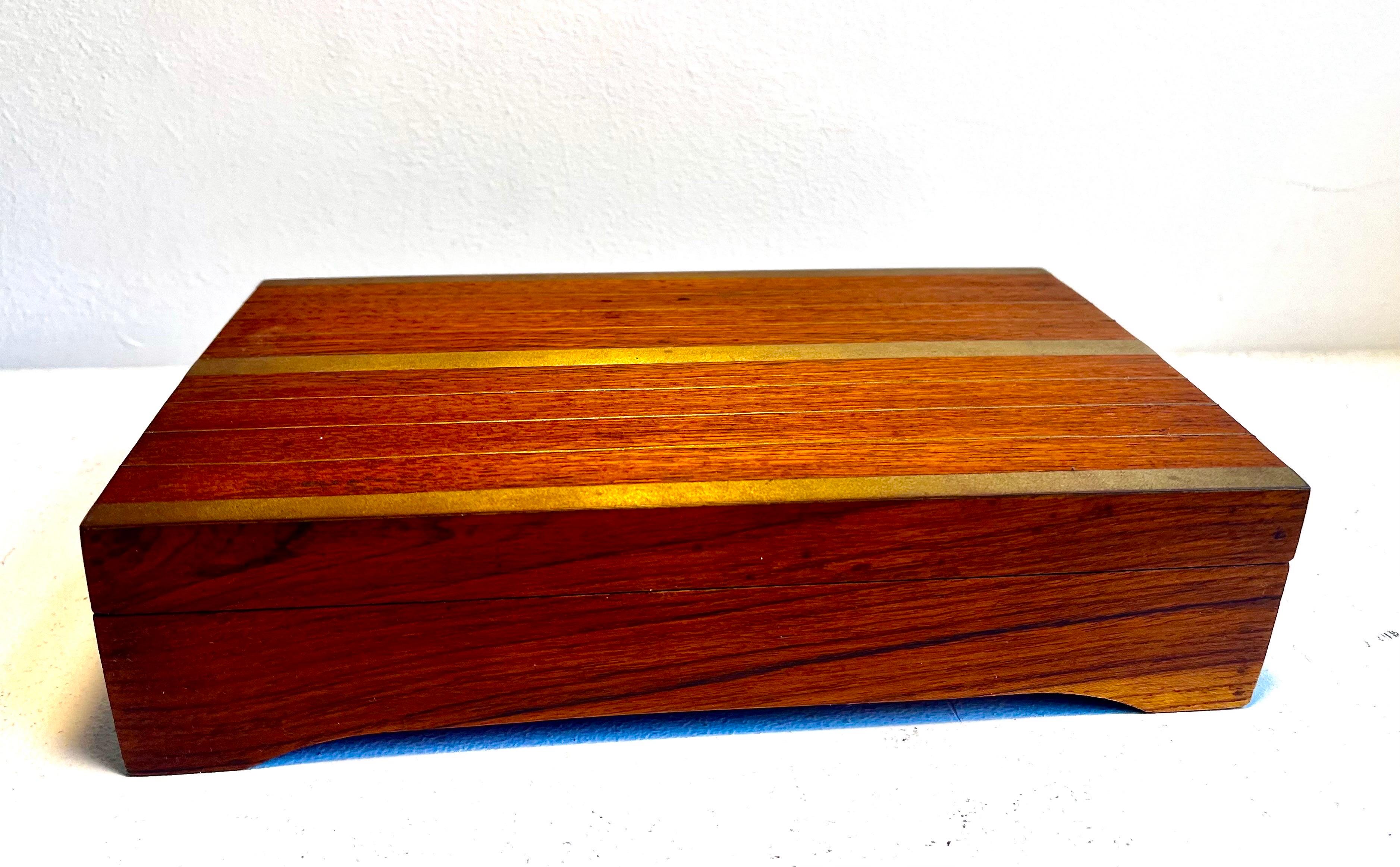 Boîte à bijoux en Wood avec incrustation de laiton dans le style de P.L.A. Powell & A. Evan, années 1970 Bon état - En vente à Philadelphia, PA