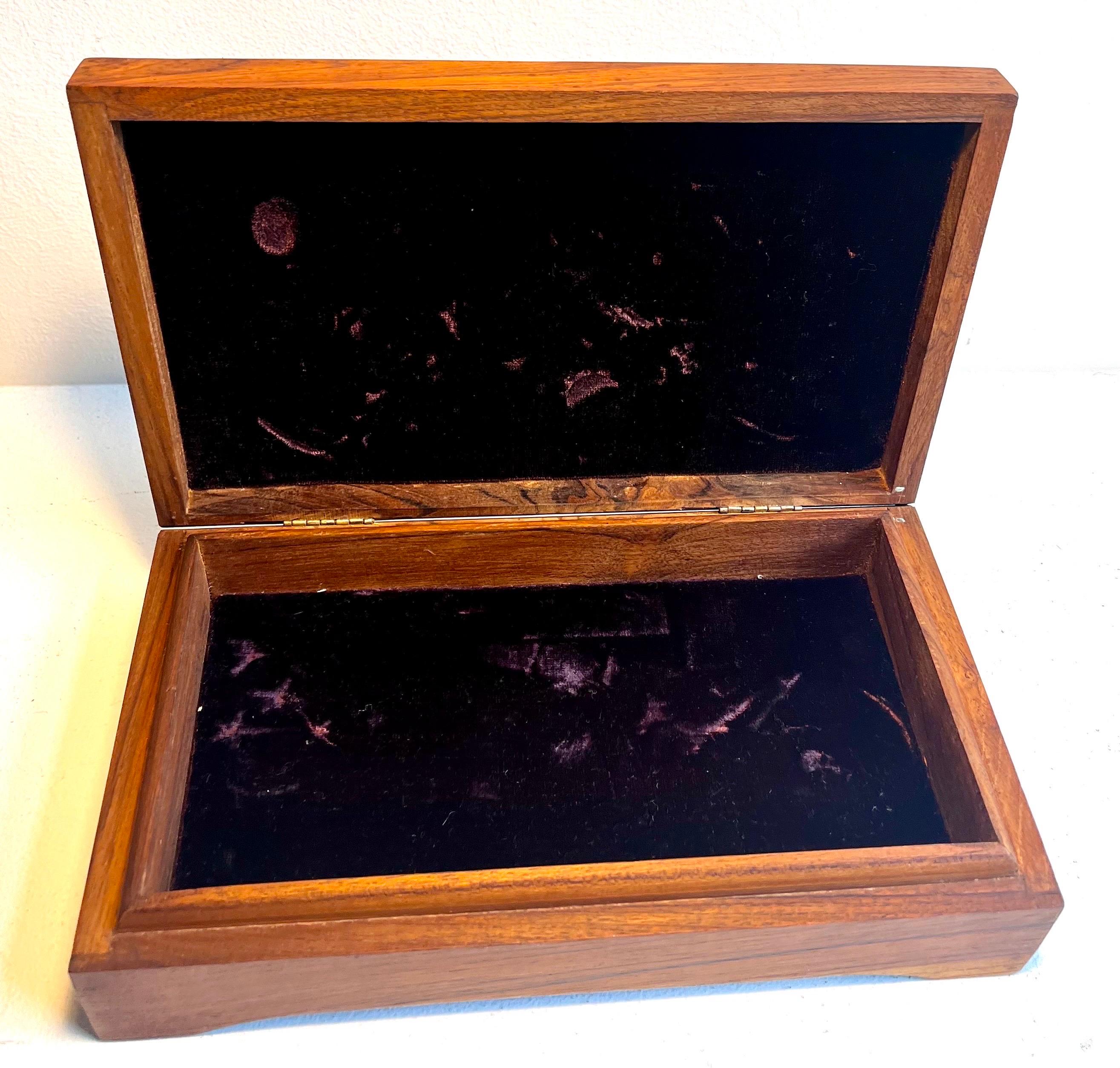 Laiton Boîte à bijoux en Wood avec incrustation de laiton dans le style de P.L.A. Powell & A. Evan, années 1970 en vente