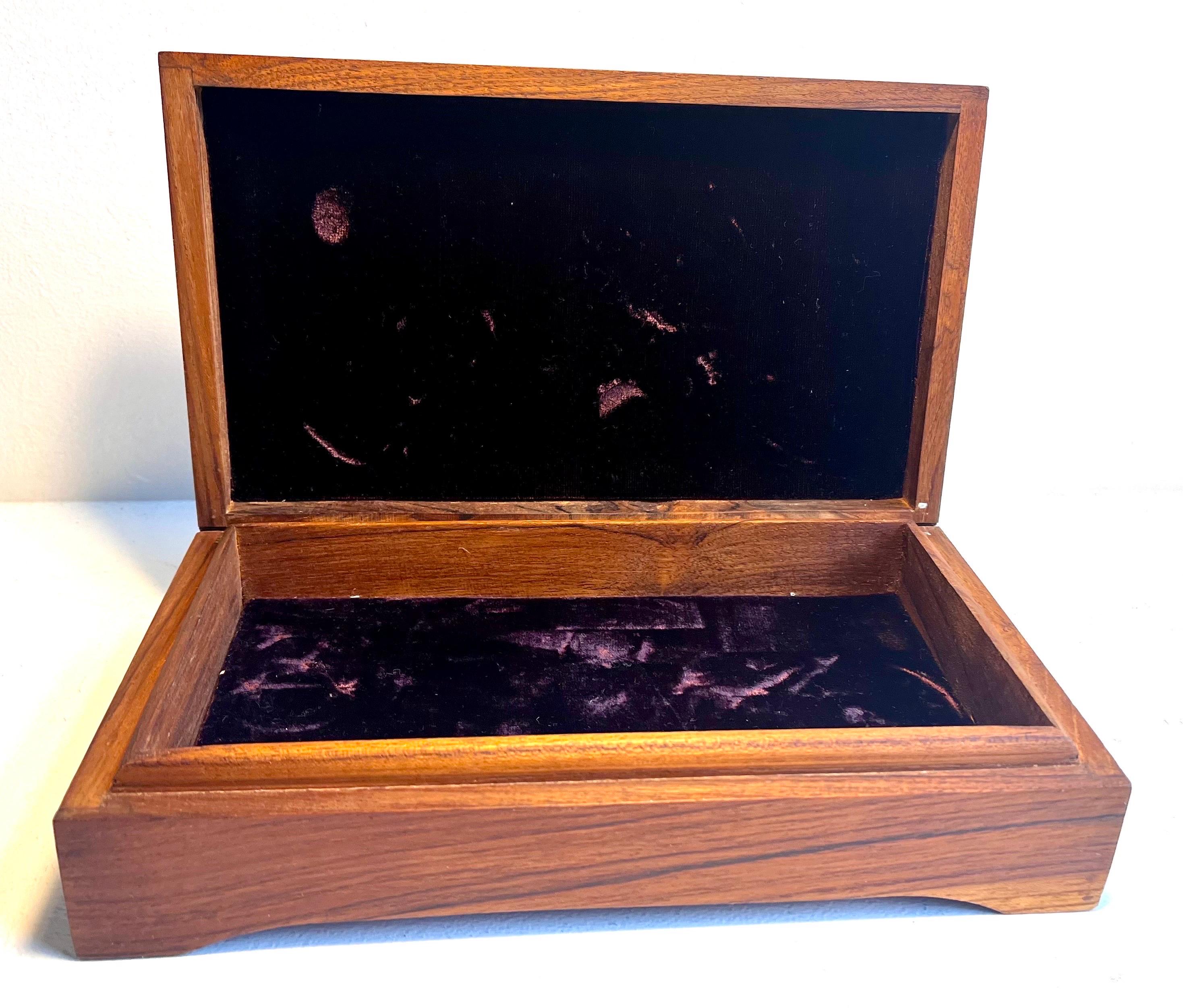 Boîte à bijoux en Wood avec incrustation de laiton dans le style de P.L.A. Powell & A. Evan, années 1970 en vente 1