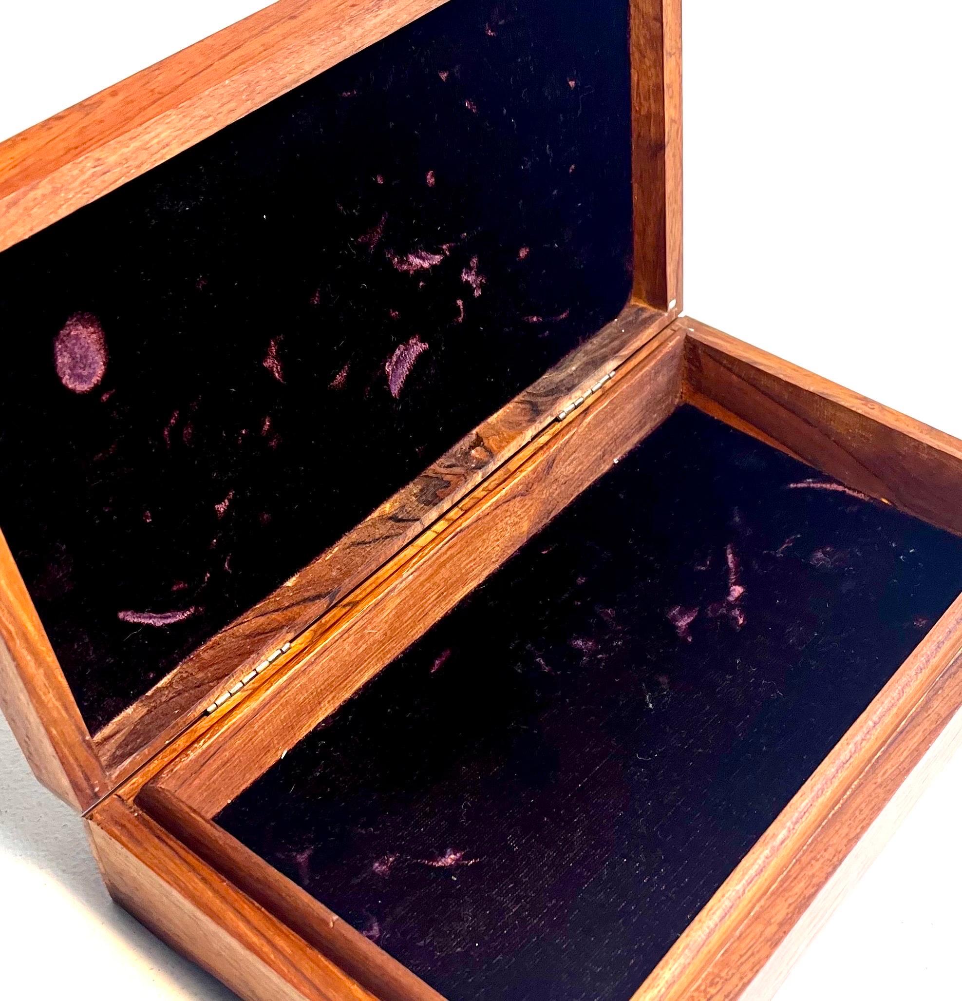 Boîte à bijoux en Wood avec incrustation de laiton dans le style de P.L.A. Powell & A. Evan, années 1970 en vente 2