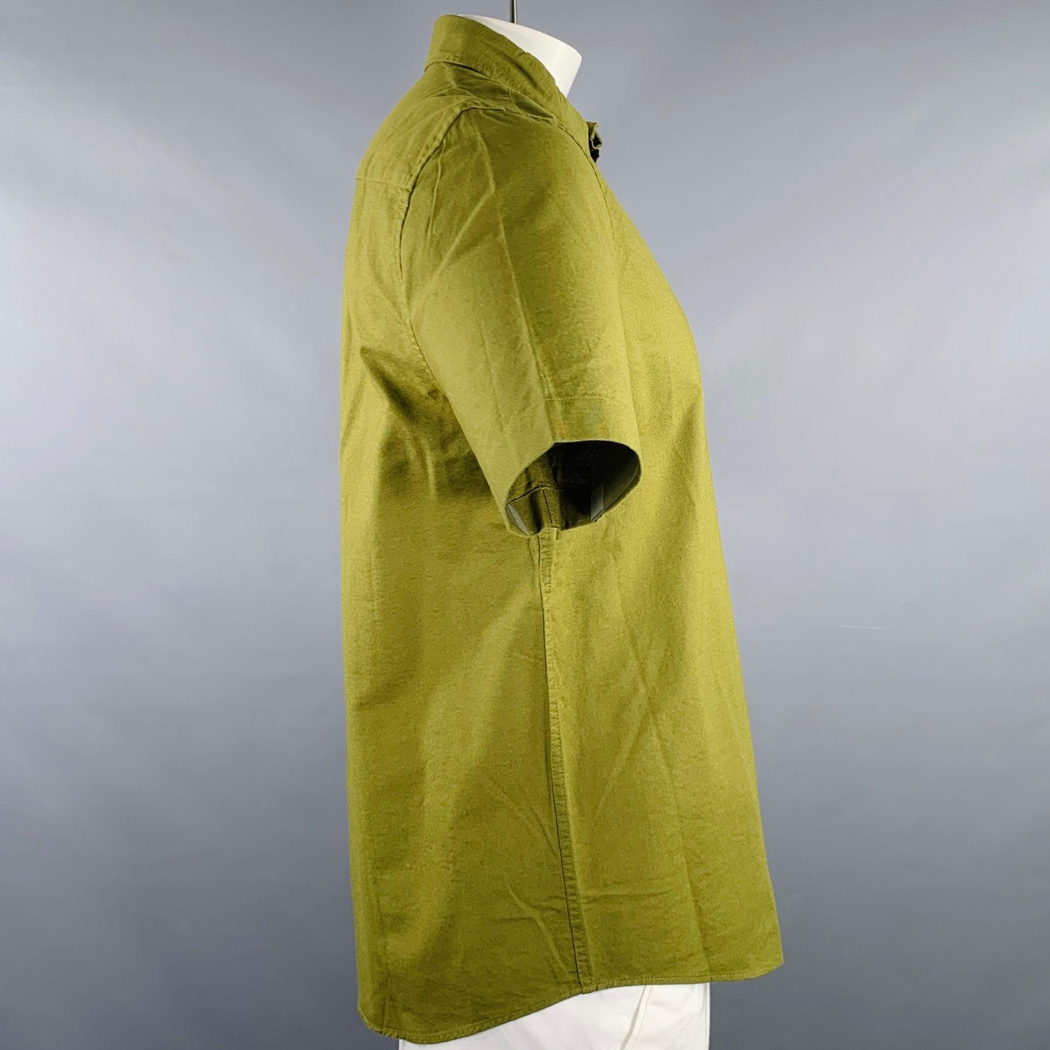 Chemise à manches courtes WOOD WOOD
en coton biologique tissé vert, avec un col boutonné, une poche plaquée et une fermeture à boutons. Nouveau avec Tags. 

Marqué :   L 

Mesures : 
 
Épaule : 16 pouces Poitrine : 42 pouces Manches : 10 pouces