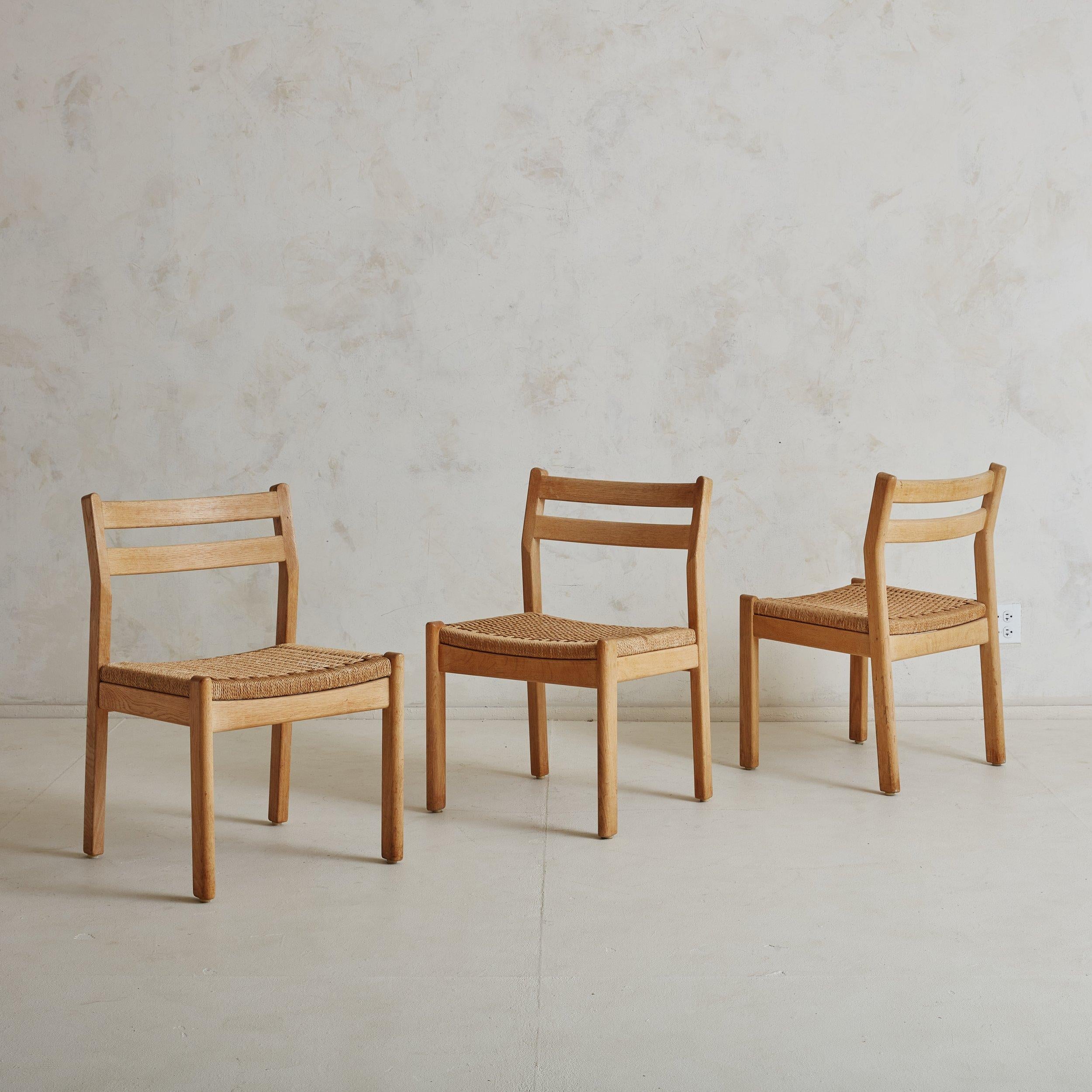 Venduto e prezzato singolarmente.

Sedia da pranzo danese in legno e corda di carta intrecciata disegnata da Kurt Østervig negli anni Sessanta. Queste sedie da pranzo The Modern Scandinavian sono caratterizzate da una struttura minimalista in legno