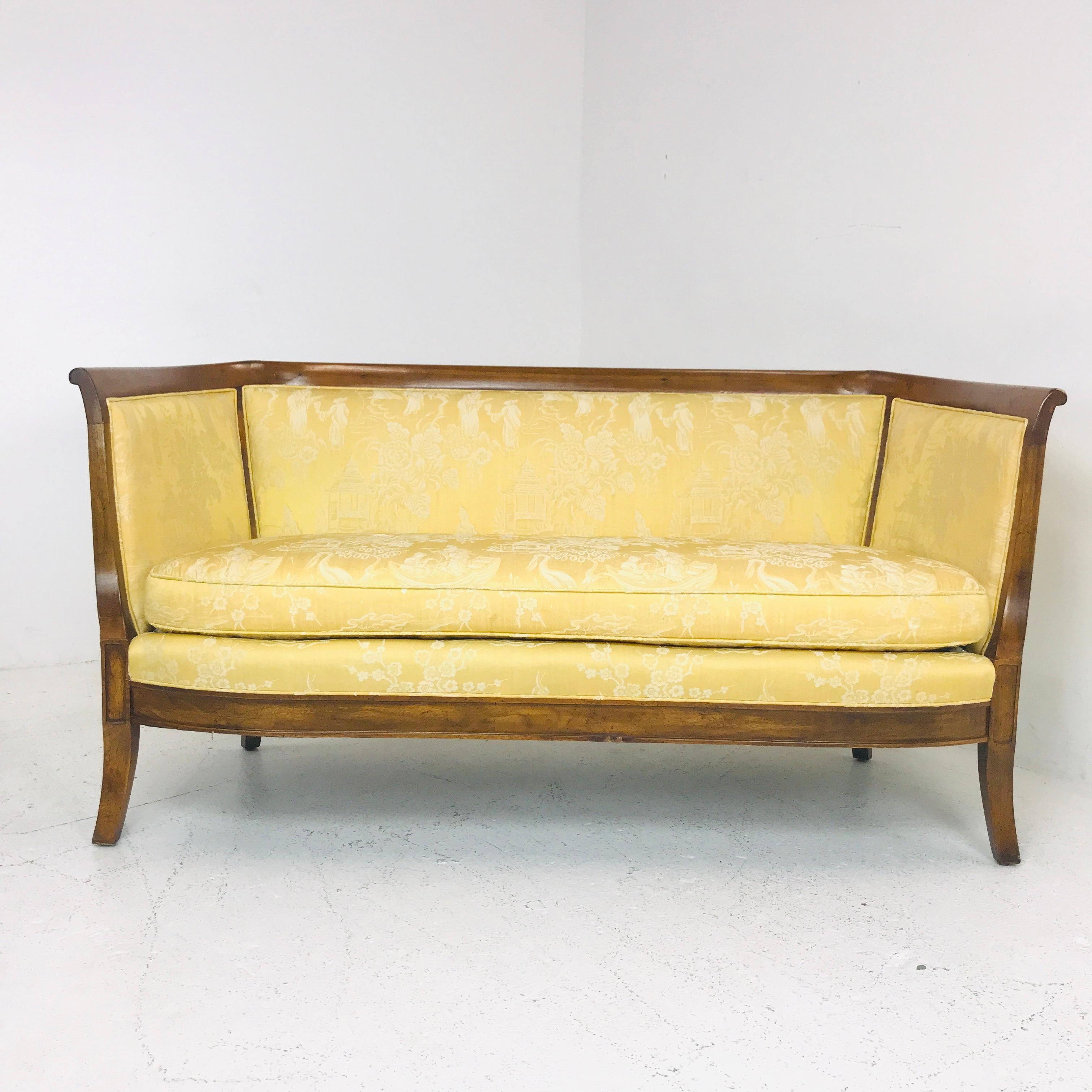 Holzverkleidetes Vintage-Bernhardt-Sofa mit Originalpolsterung. Die Polsterung ist in gutem altem Zustand und die Holzeinfassung muss nachgearbeitet werden. 

Abmessungen: 
60 B x 28 T x 30::5 T
Sitzhöhe 17.