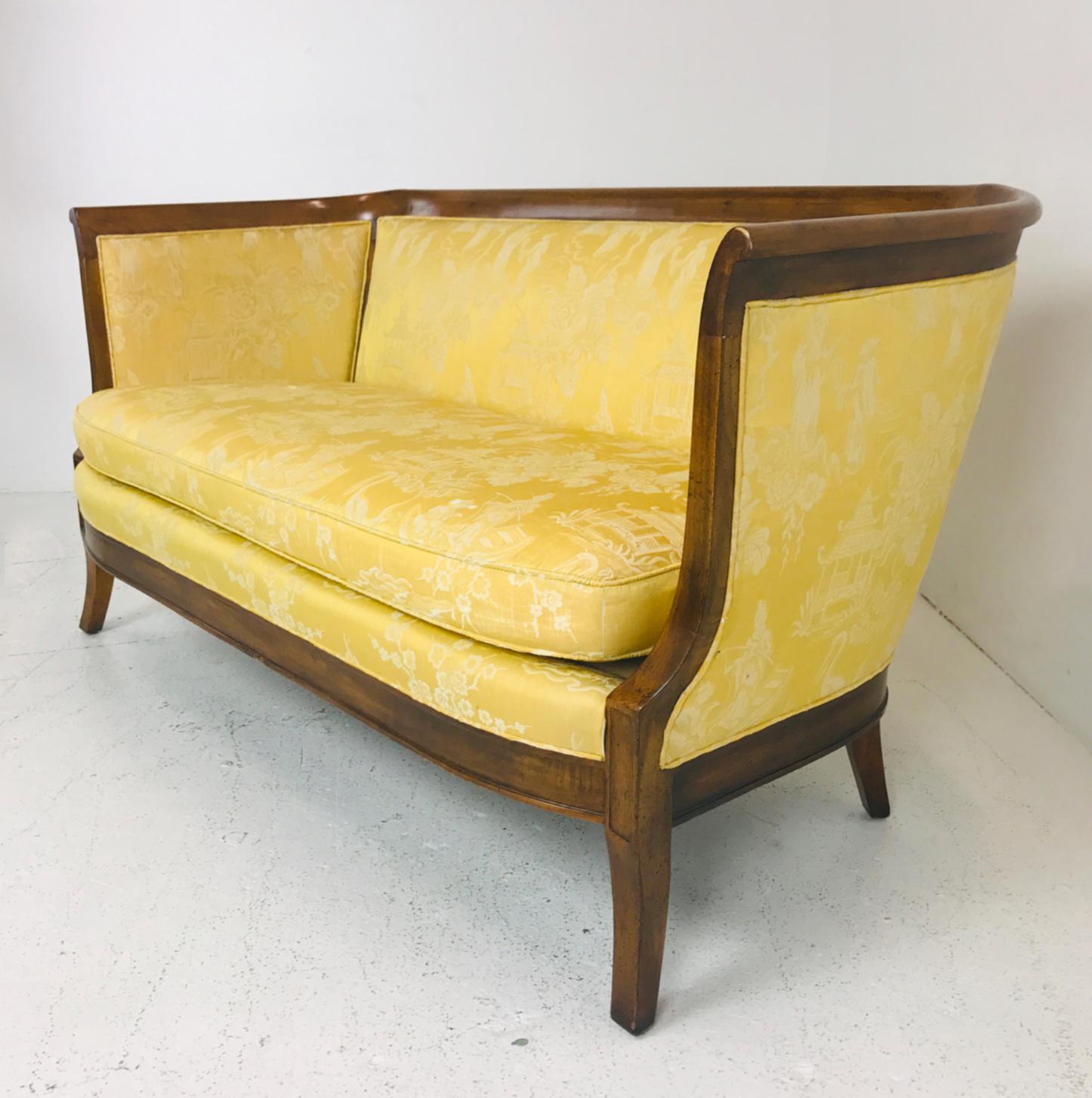 Holz umwickeltes Vintage Bernhardt-Sofa im Zustand „Gut“ in Dallas, TX