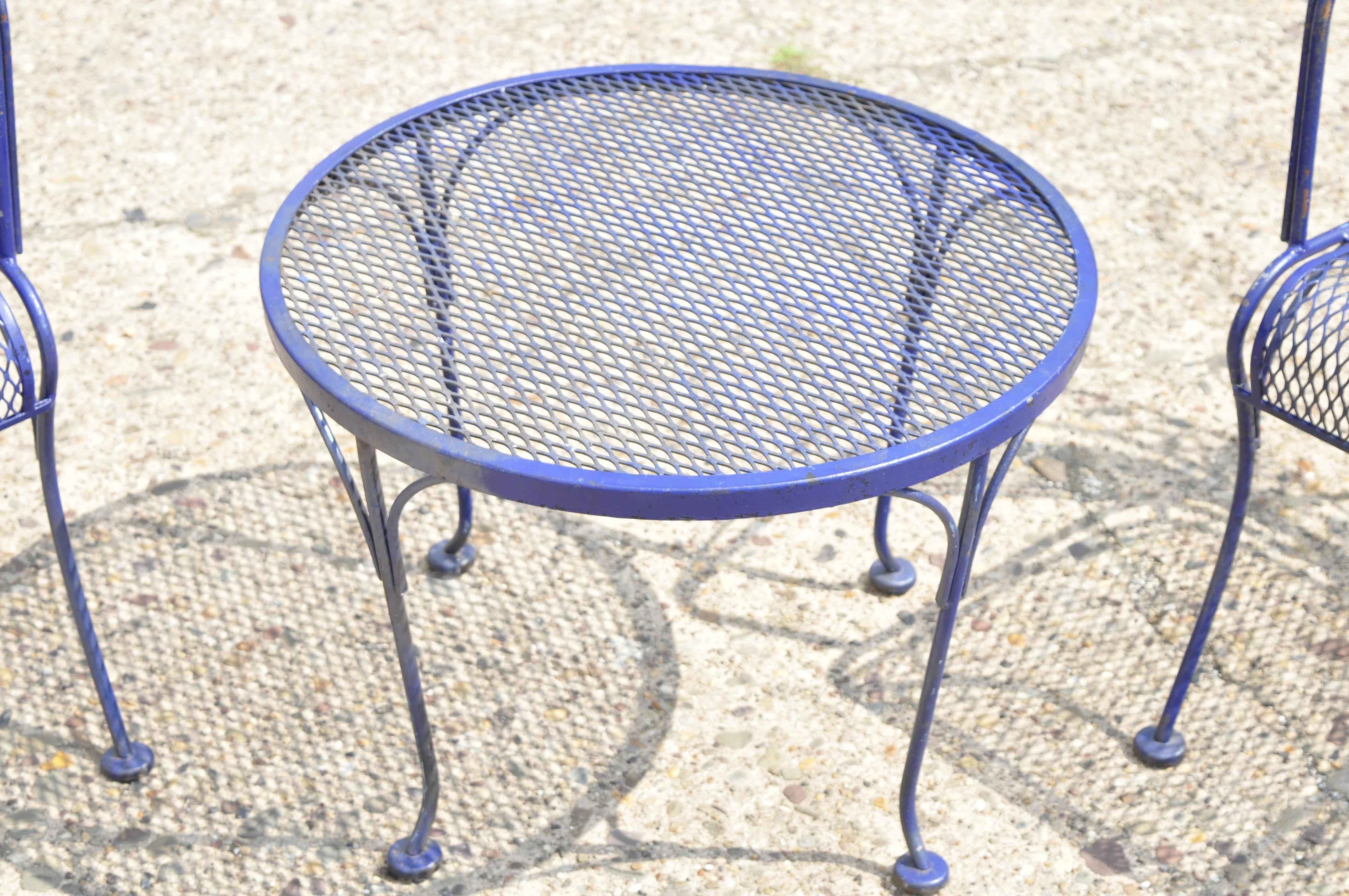 Woodard Garten-Sessel und Tischset aus blauem Schmiedeeisen mit Rosenmuster und Fassrückenlehne (Viktorianisch) im Angebot