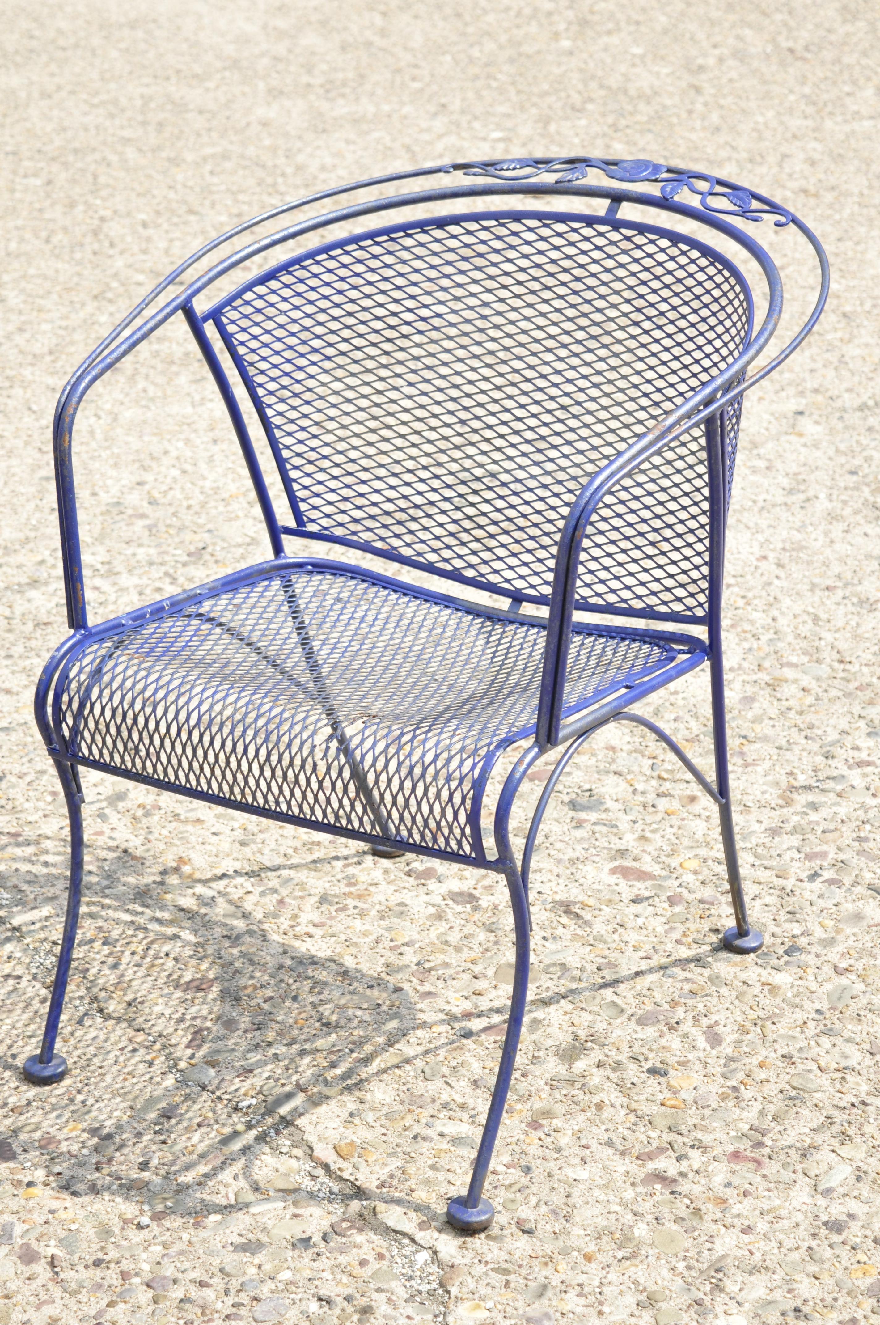 Woodard Garten-Sessel und Tischset aus blauem Schmiedeeisen mit Rosenmuster und Fassrückenlehne (Nordamerikanisch) im Angebot