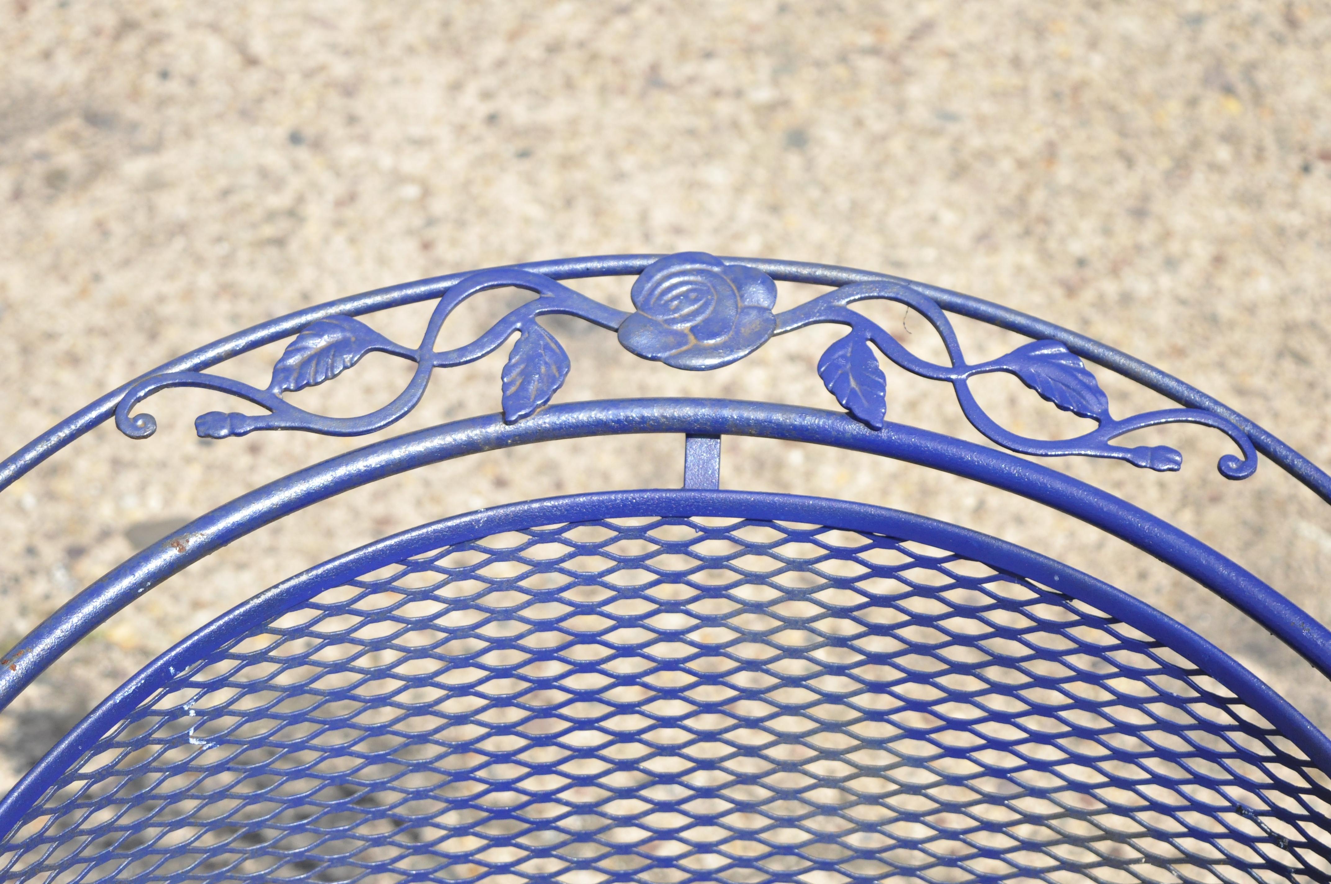 Woodard Garten-Sessel und Tischset aus blauem Schmiedeeisen mit Rosenmuster und Fassrückenlehne im Zustand „Gut“ im Angebot in Philadelphia, PA