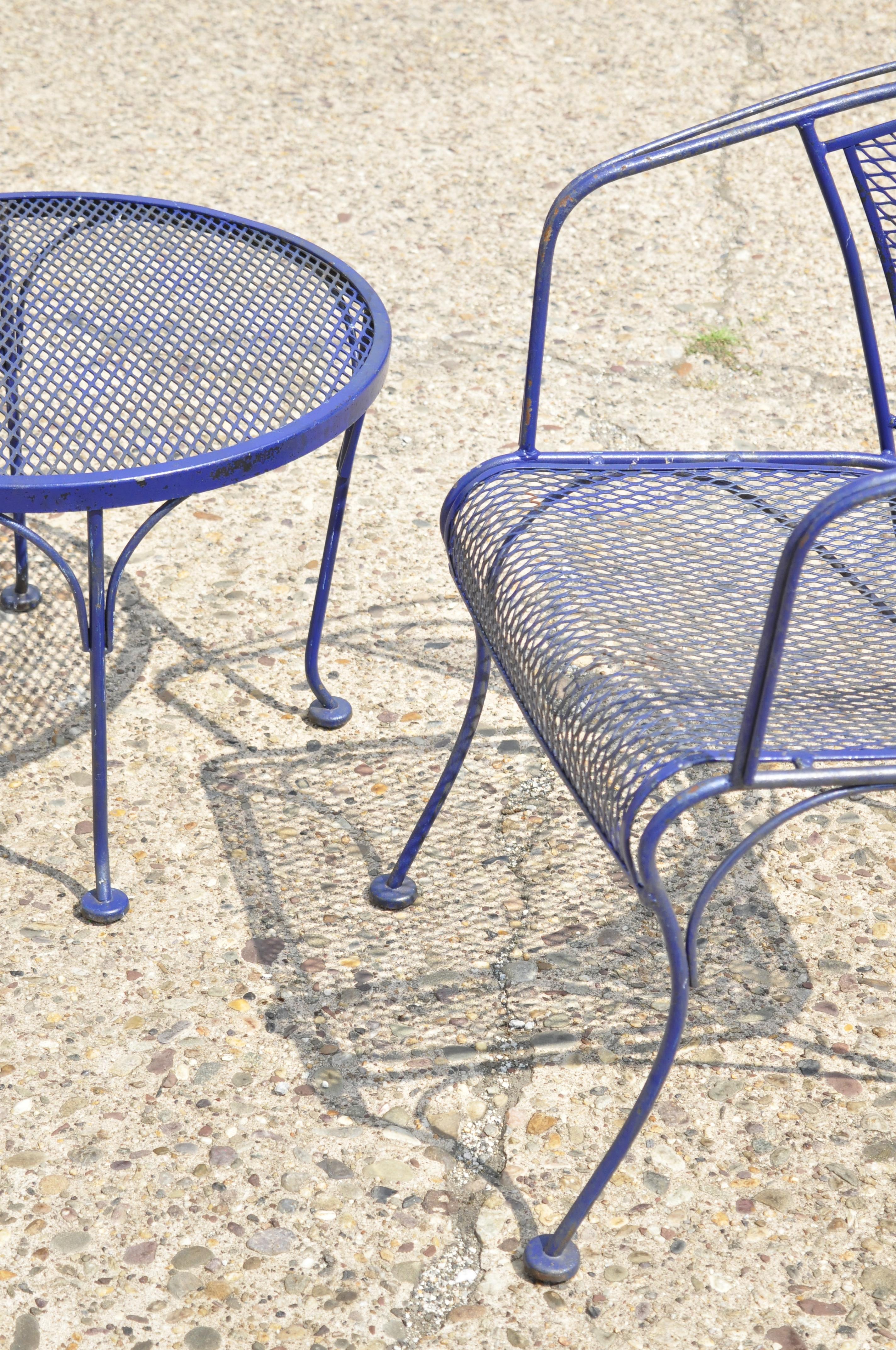 Woodard Garten-Sessel und Tischset aus blauem Schmiedeeisen mit Rosenmuster und Fassrückenlehne im Angebot 3