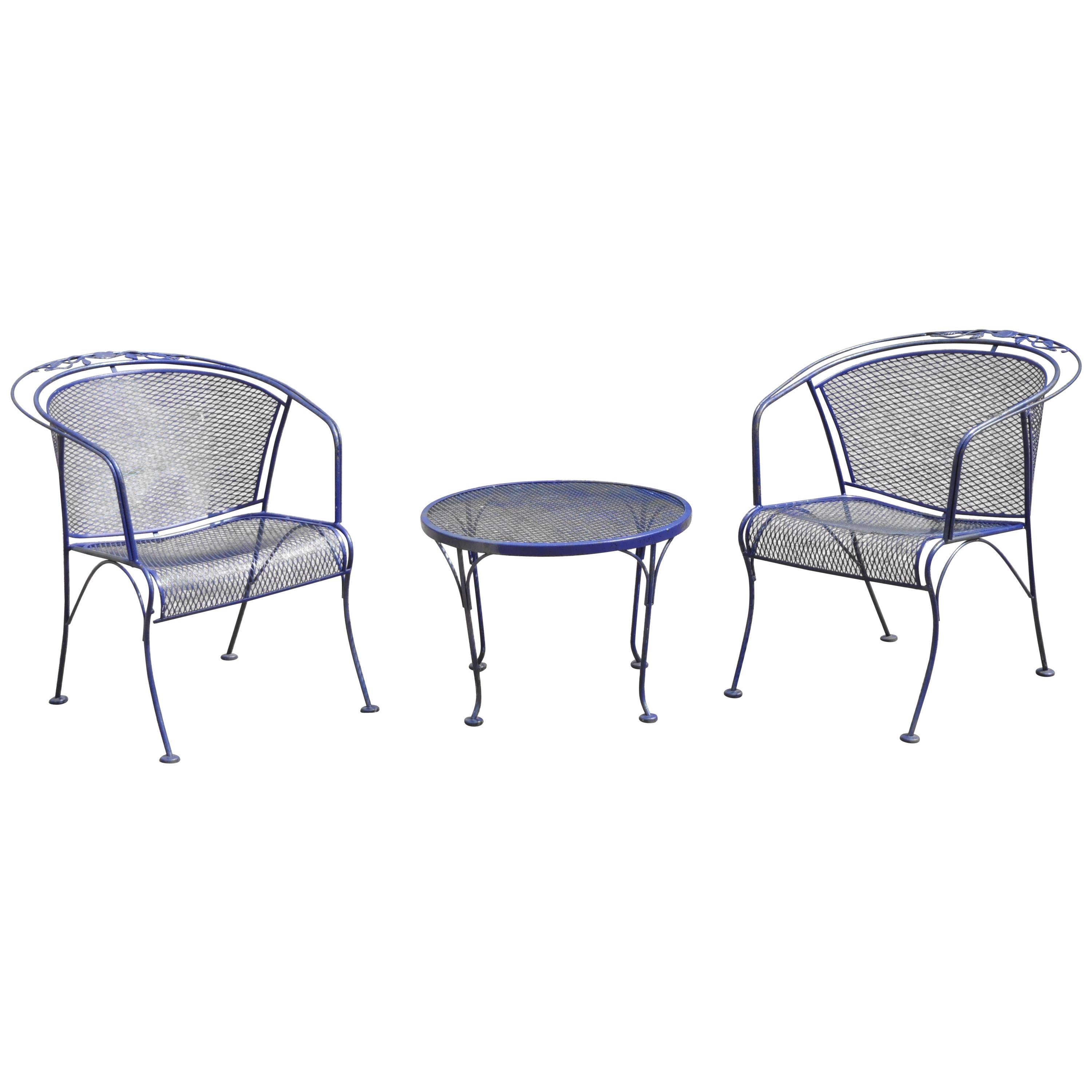 Woodard Garten-Sessel und Tischset aus blauem Schmiedeeisen mit Rosenmuster und Fassrückenlehne im Angebot
