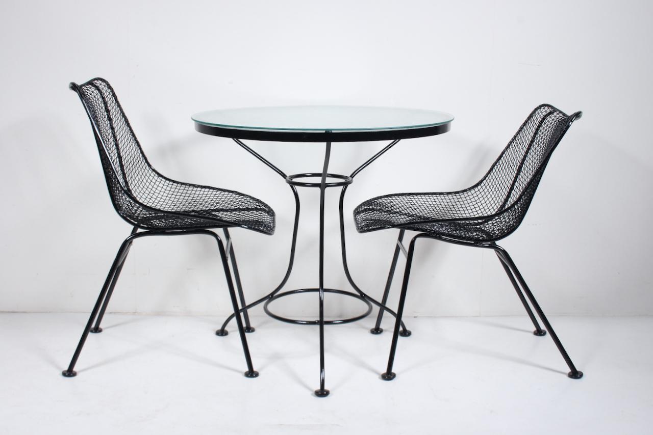 Woodard Schwarzes Cafe-Set mit rundem Glastisch und zwei Esszimmerstühlen, 1950er Jahre im Angebot 8