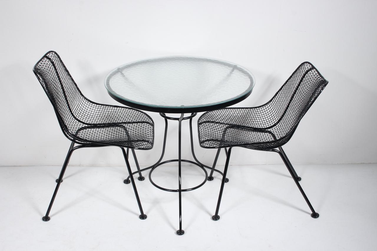 Woodard Schwarzes Cafe-Set mit rundem Glastisch und zwei Esszimmerstühlen, 1950er Jahre (Moderne der Mitte des Jahrhunderts) im Angebot