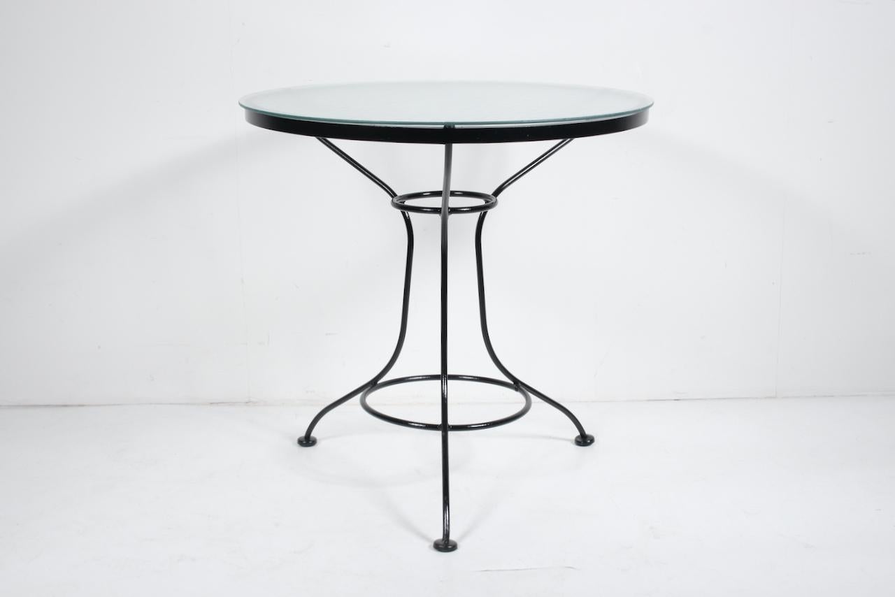 Woodard Schwarzes Cafe-Set mit rundem Glastisch und zwei Esszimmerstühlen, 1950er Jahre (amerikanisch) im Angebot