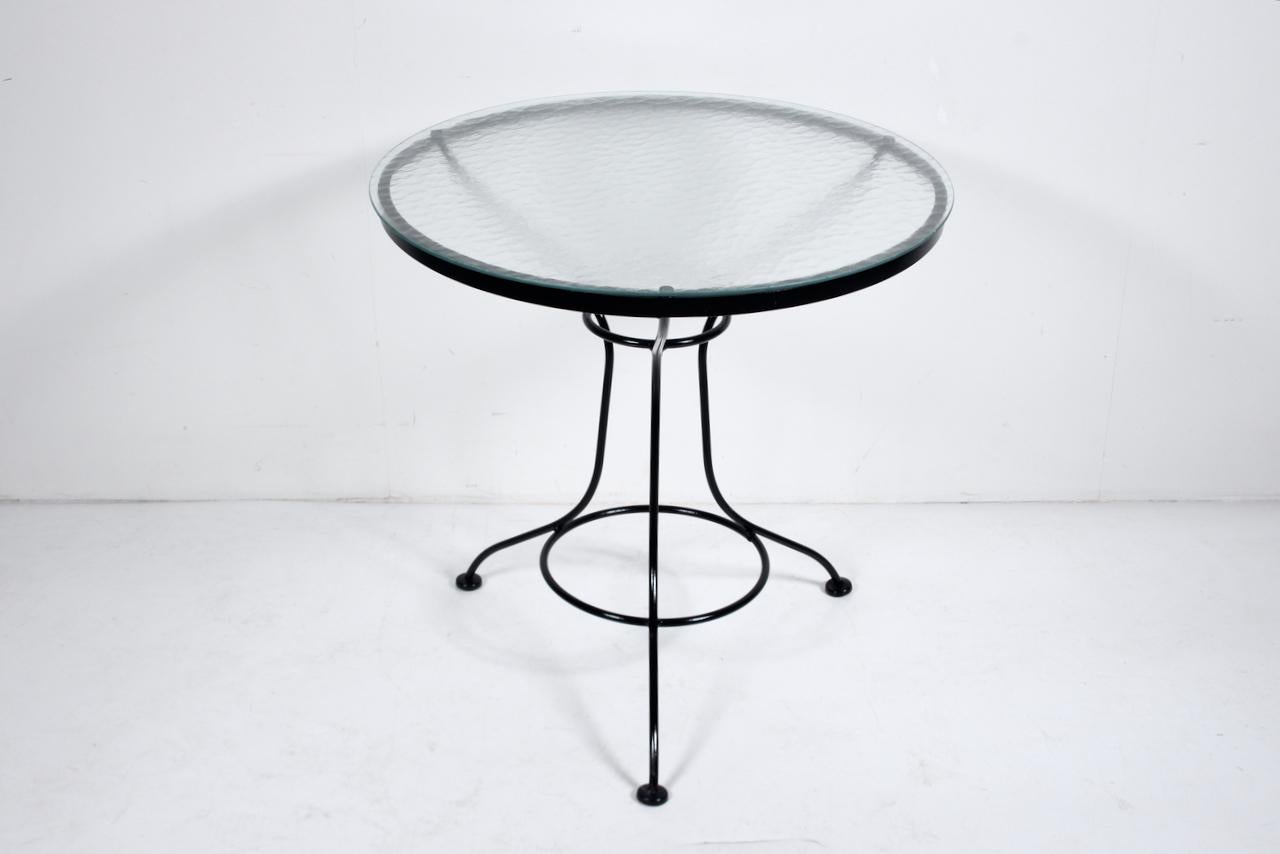 Woodard Schwarzes Cafe-Set mit rundem Glastisch und zwei Esszimmerstühlen, 1950er Jahre (Emailliert) im Angebot