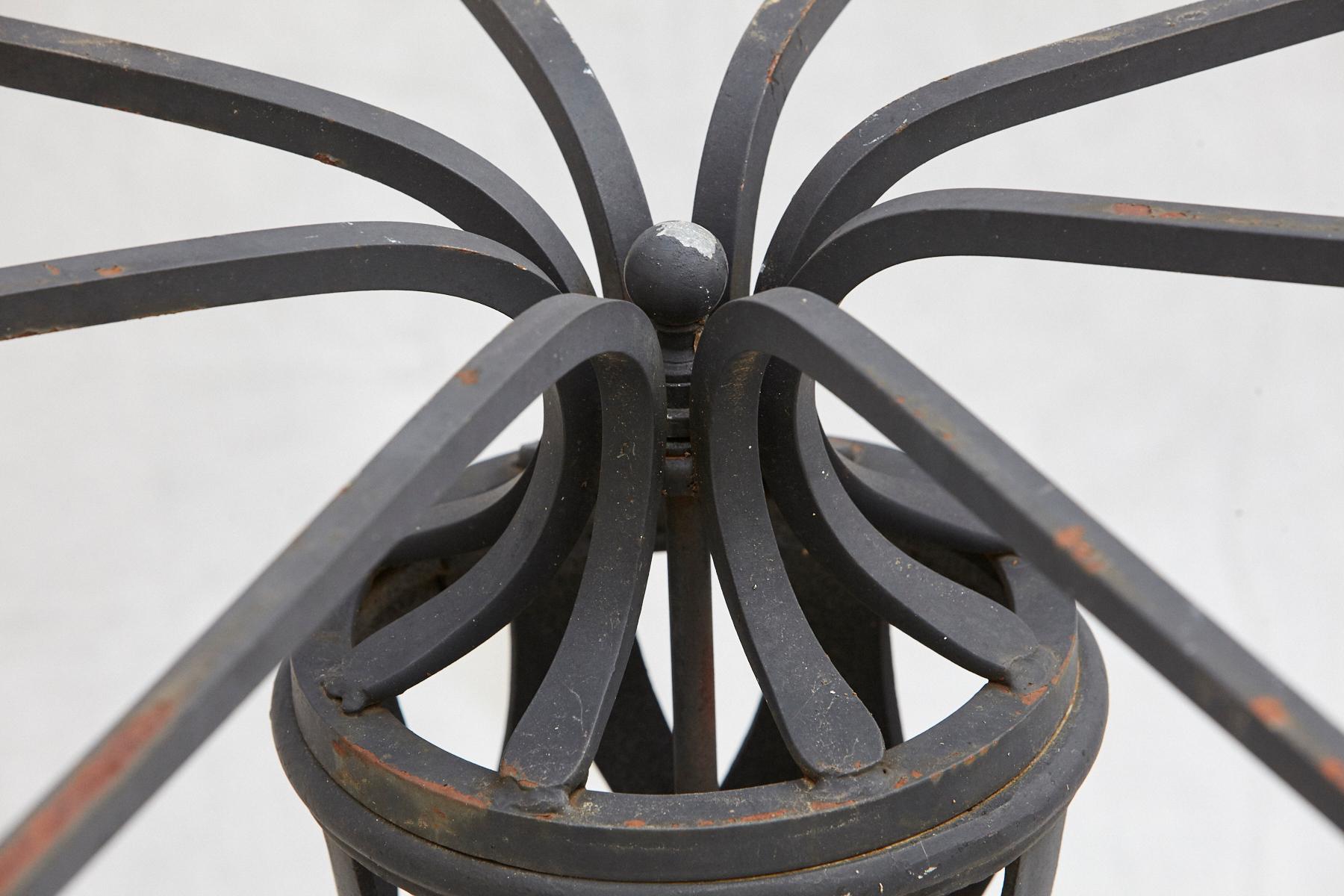 Woodard Black Iron Garden/Center Table on a Pedestal with a Lattice Pattern In Good Condition In Pau, FR