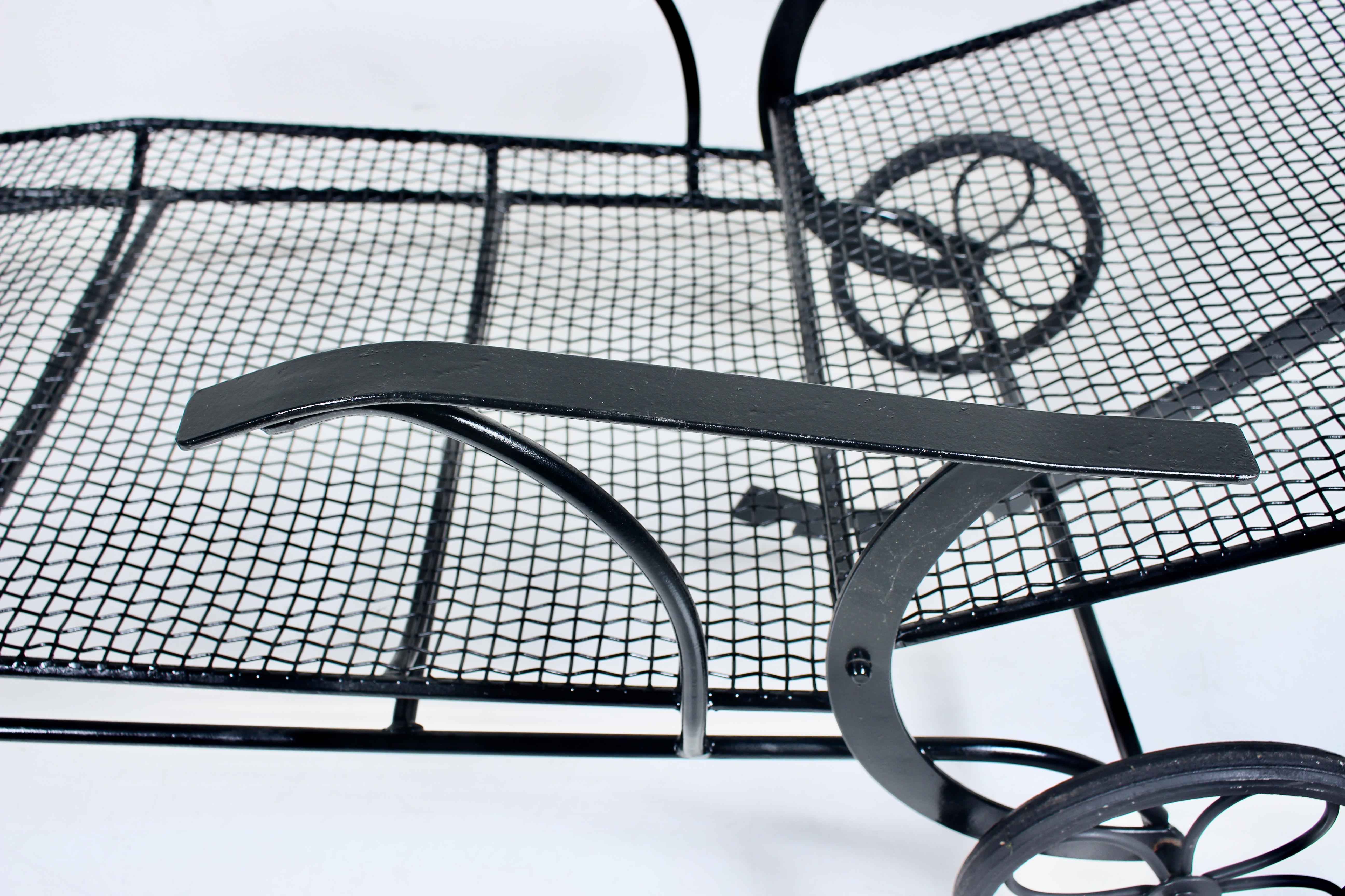 Chaise Lounge reclinabile in ferro battuto e rete metallica Woodard Black Sculptura, anni '50 6