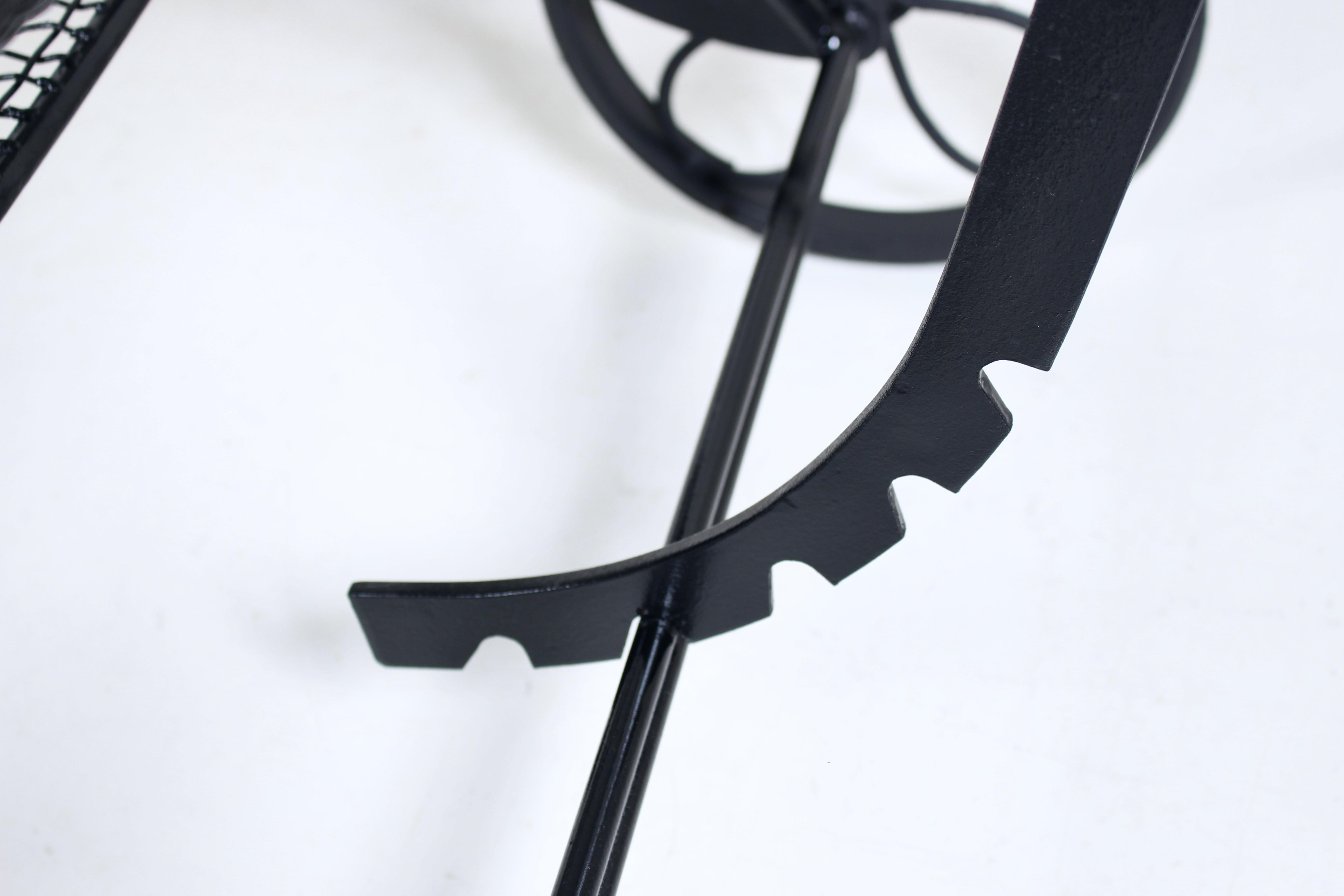 Chaise Lounge reclinabile in ferro battuto e rete metallica Woodard Black Sculptura, anni '50 8