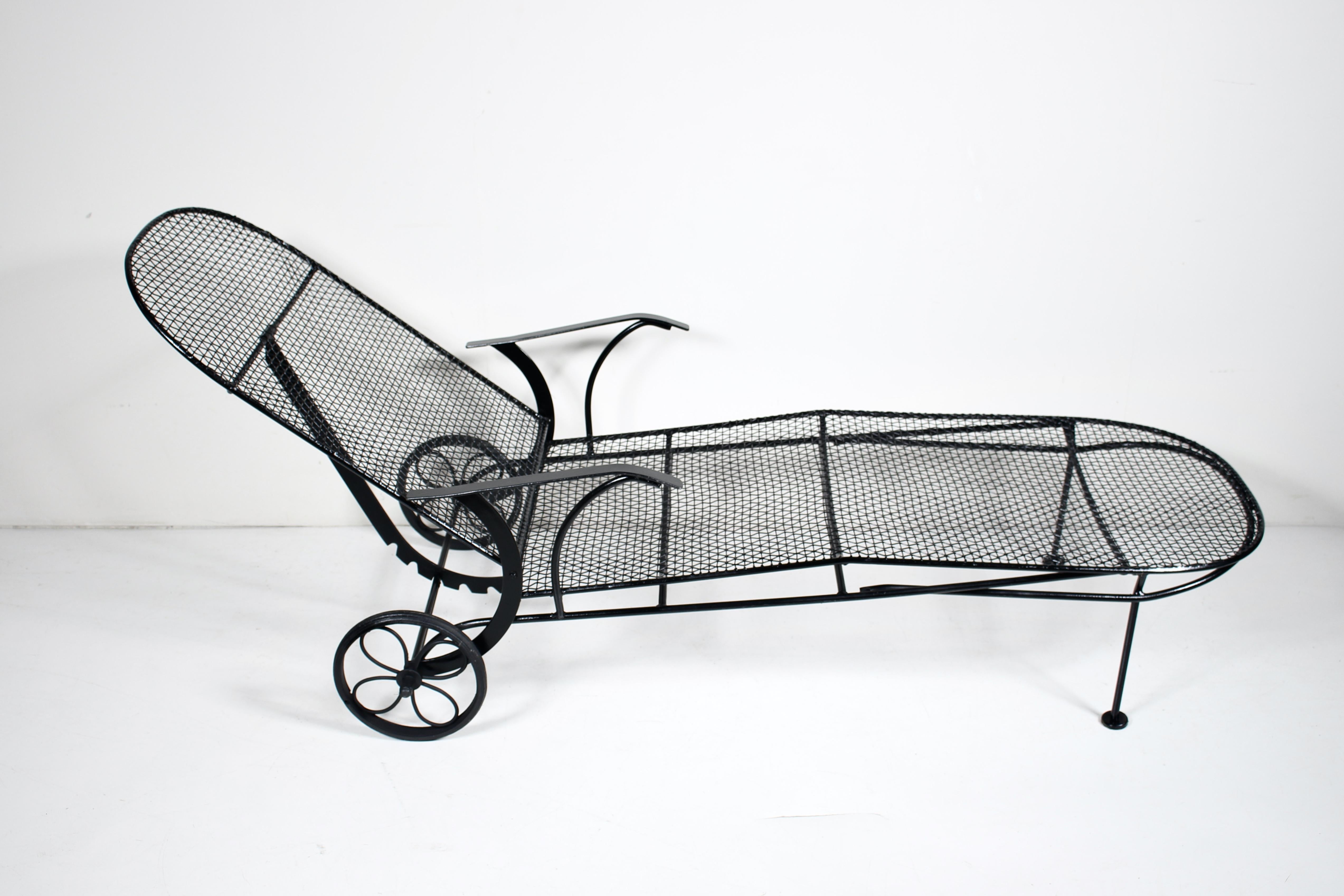 Chaise Lounge reclinabile in ferro battuto e rete metallica Woodard Black Sculptura, anni '50 12