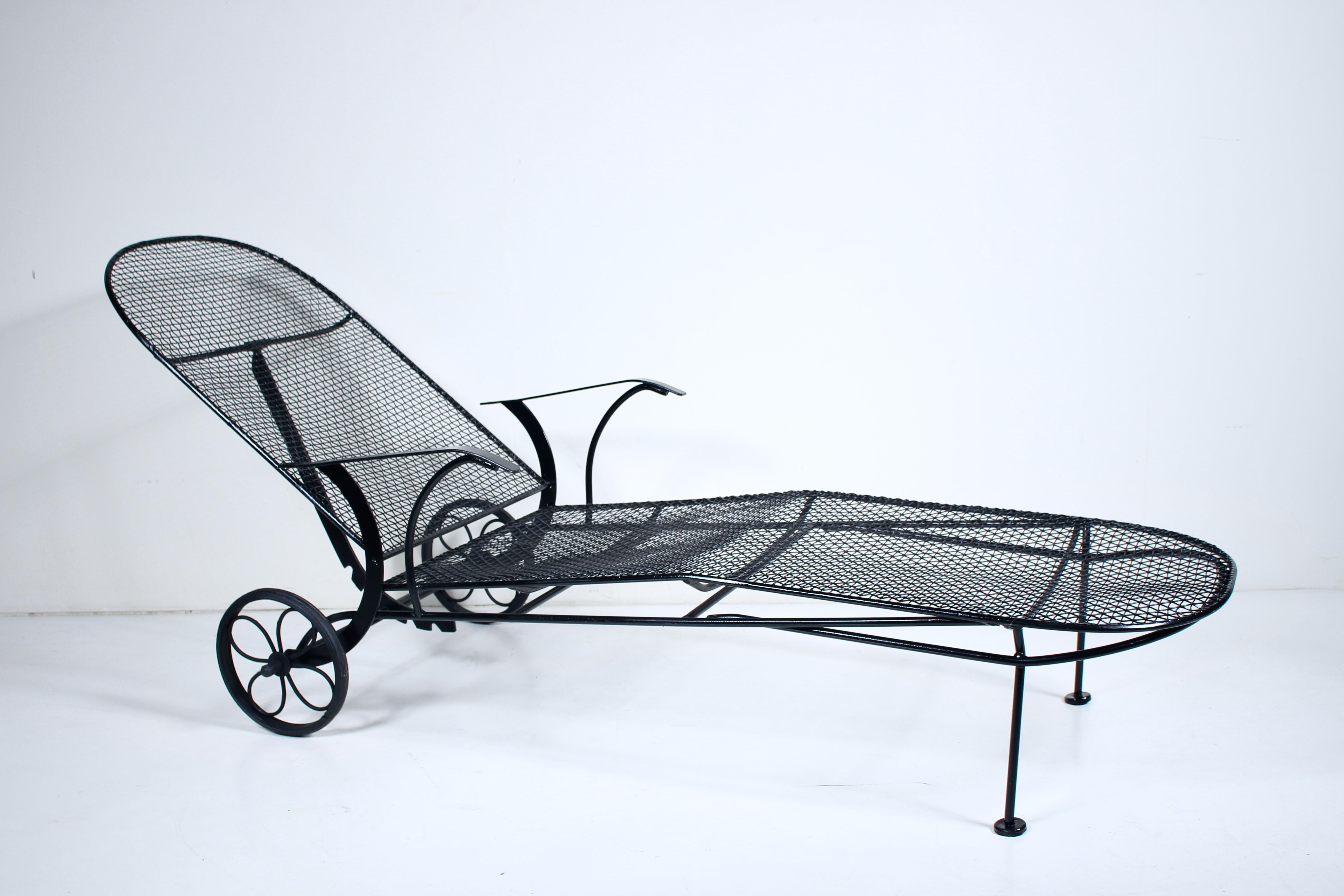Mid-Century moderno Chaise Lounge reclinabile in ferro battuto e rete metallica Woodard Black Sculptura, anni '50