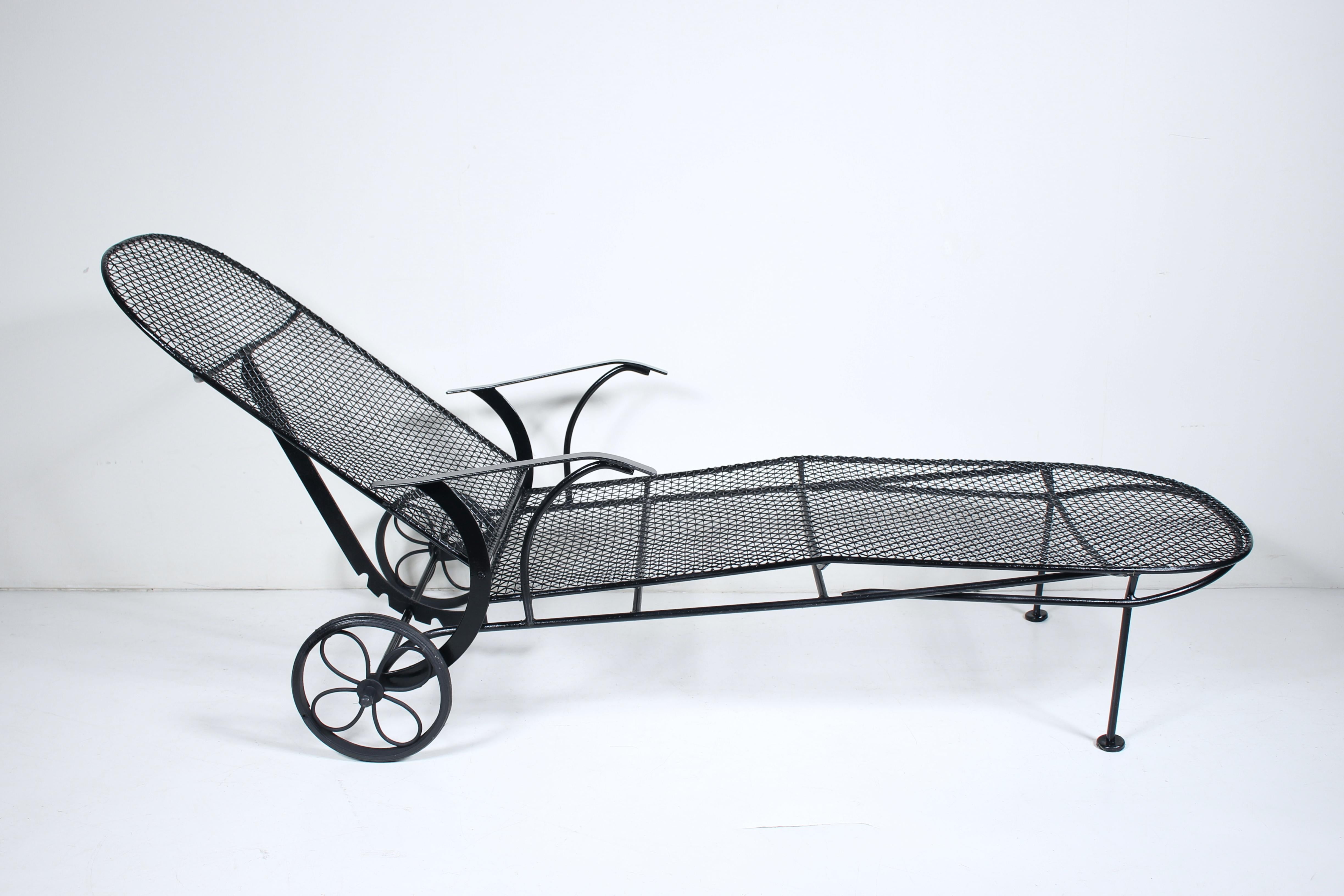 Americano Chaise Lounge reclinabile in ferro battuto e rete metallica Woodard Black Sculptura, anni '50