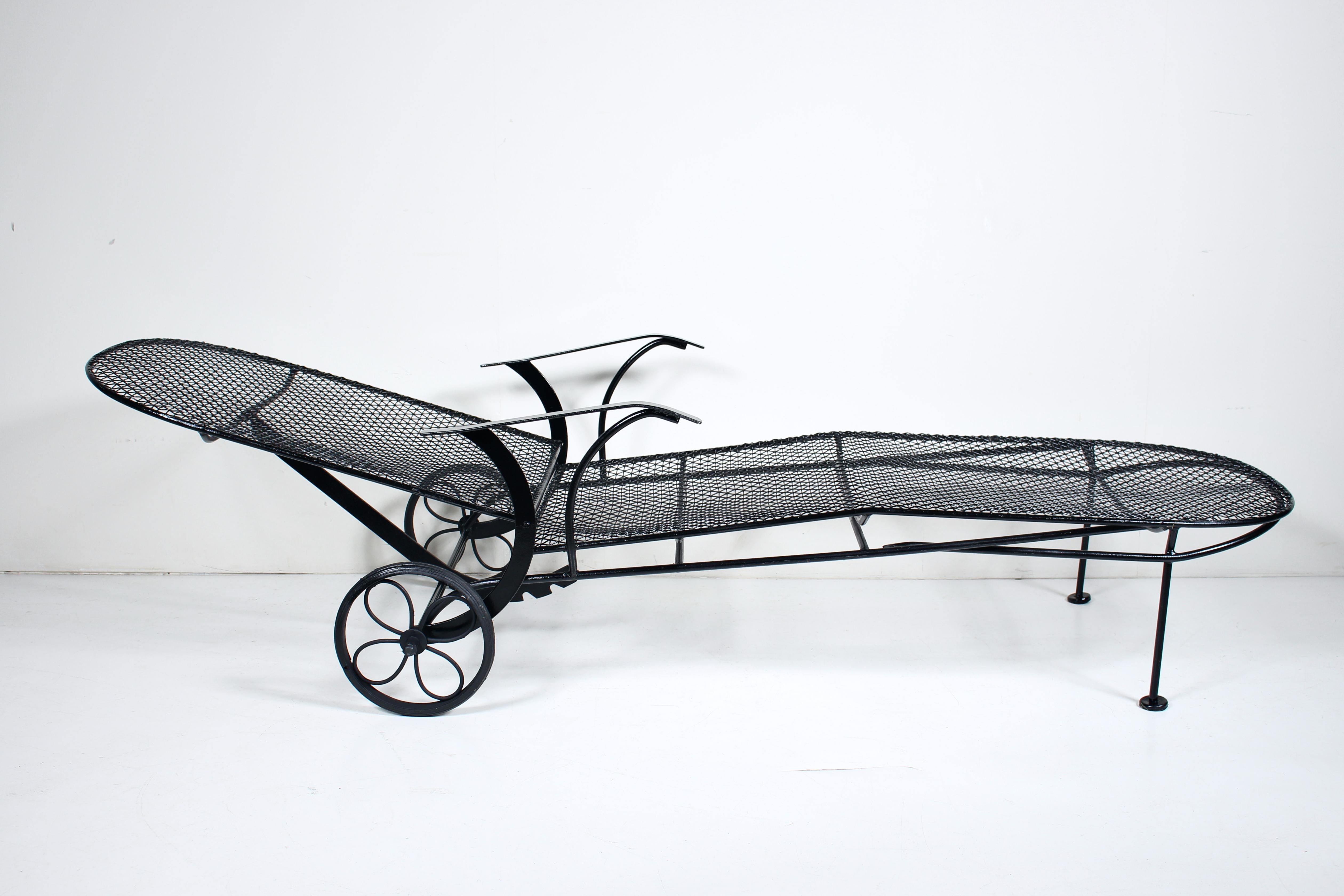 Chaise Lounge reclinabile in ferro battuto e rete metallica Woodard Black Sculptura, anni '50 In condizioni buone a Bainbridge, NY
