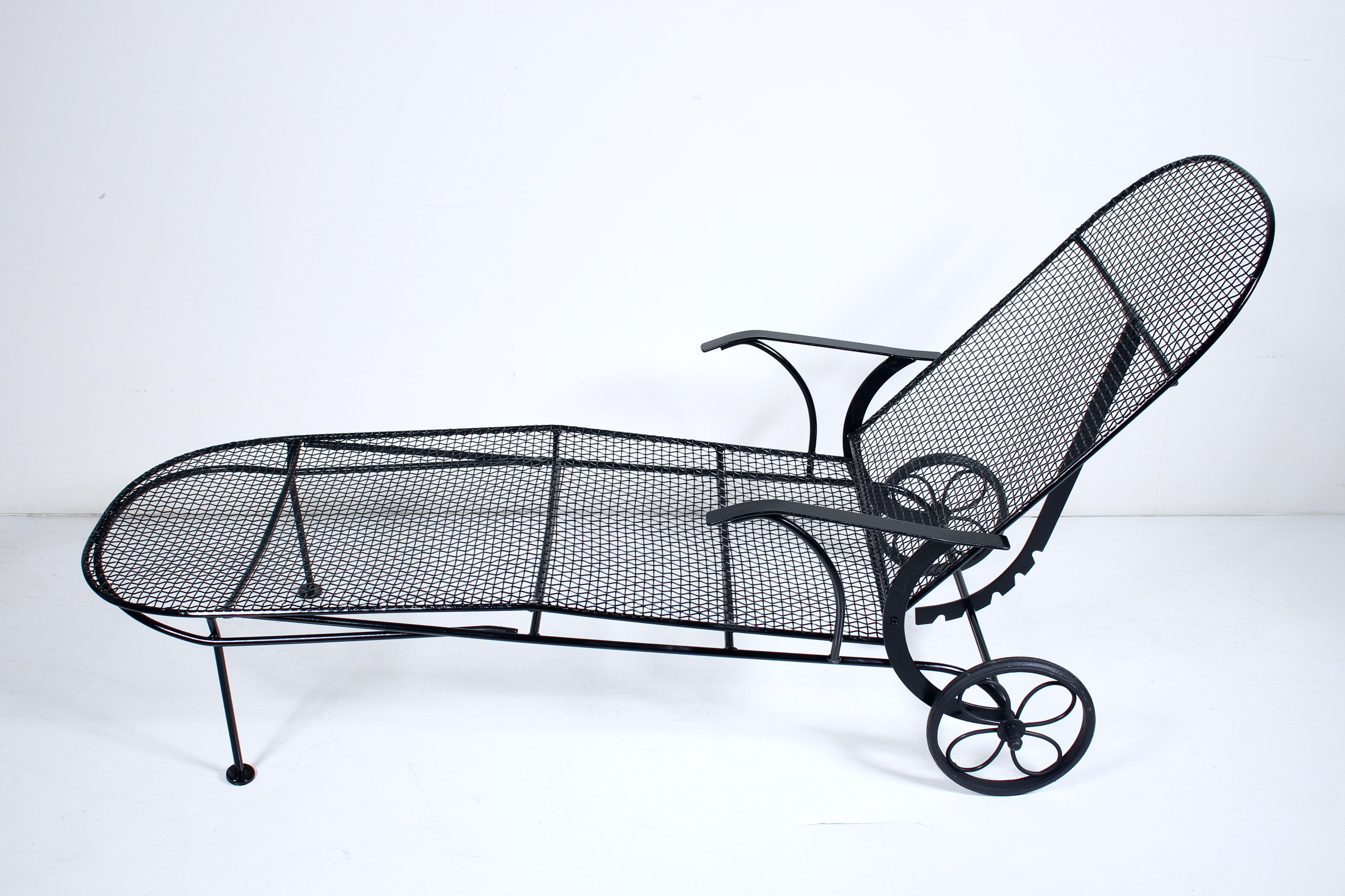 Metà XX secolo Chaise Lounge reclinabile in ferro battuto e rete metallica Woodard Black Sculptura, anni '50