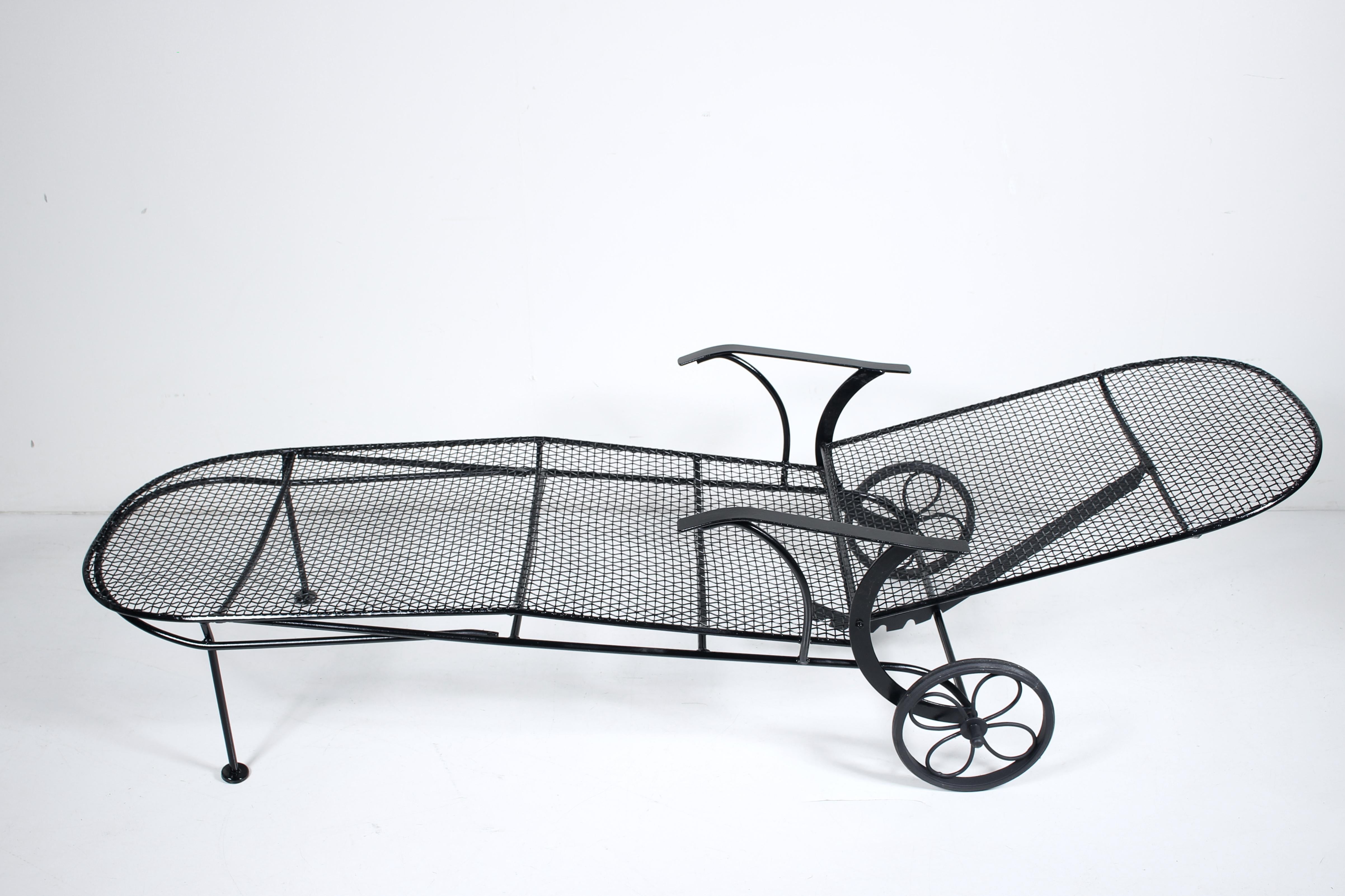 Ferro battuto Chaise Lounge reclinabile in ferro battuto e rete metallica Woodard Black Sculptura, anni '50