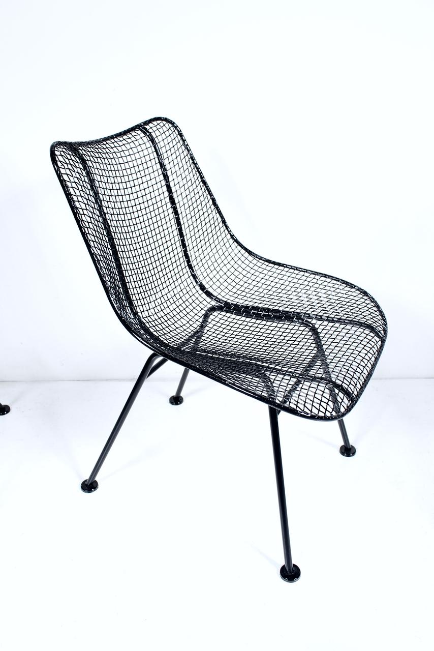 Mid-Century moderno Woodard Set da caffè in filo e ferro battuto nero con tavolo rotondo e due sedie da pranzo in vendita