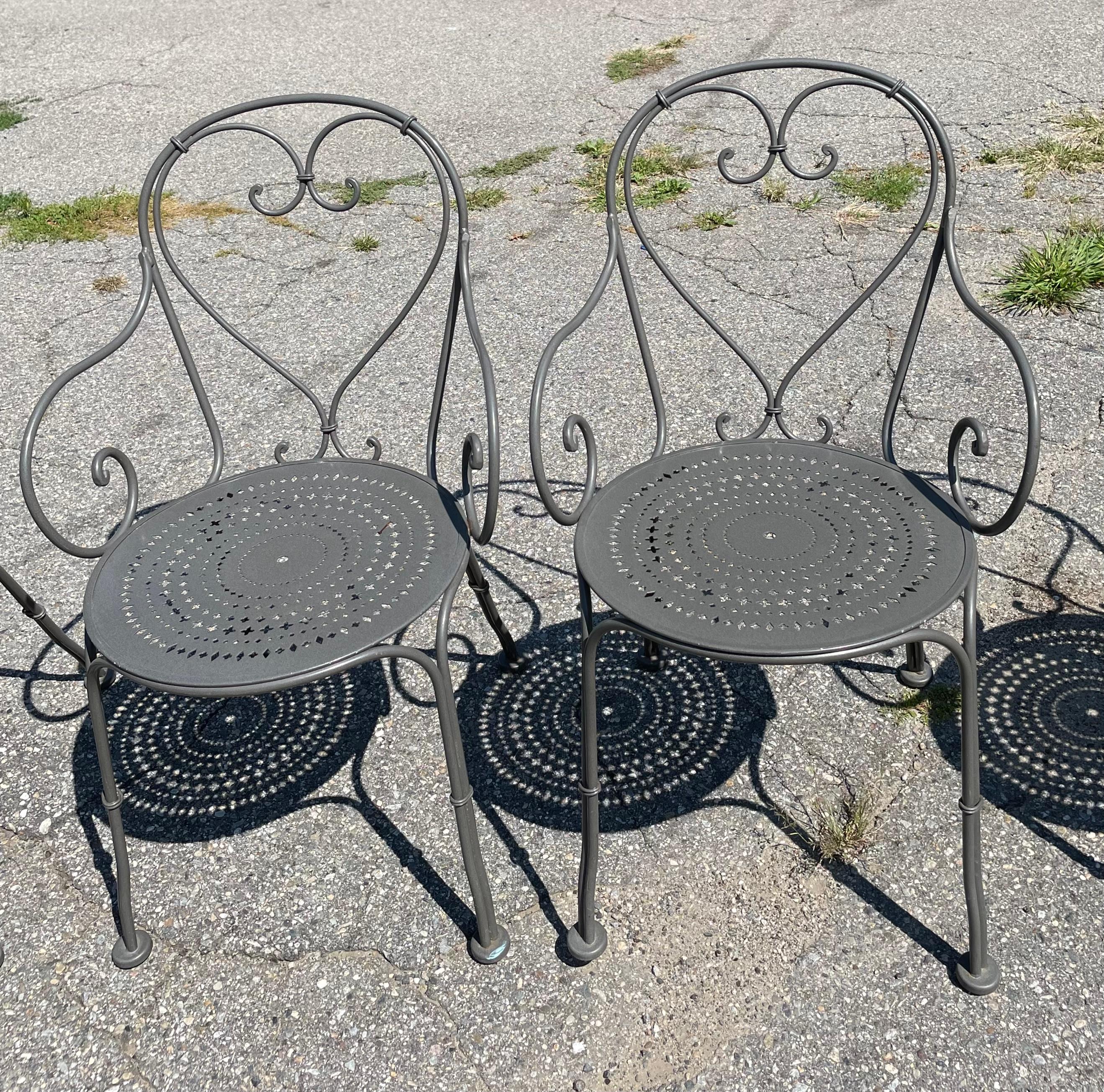 Ensemble de 10 chaises de café françaises Woodard Bon état - En vente à Cumberland, RI