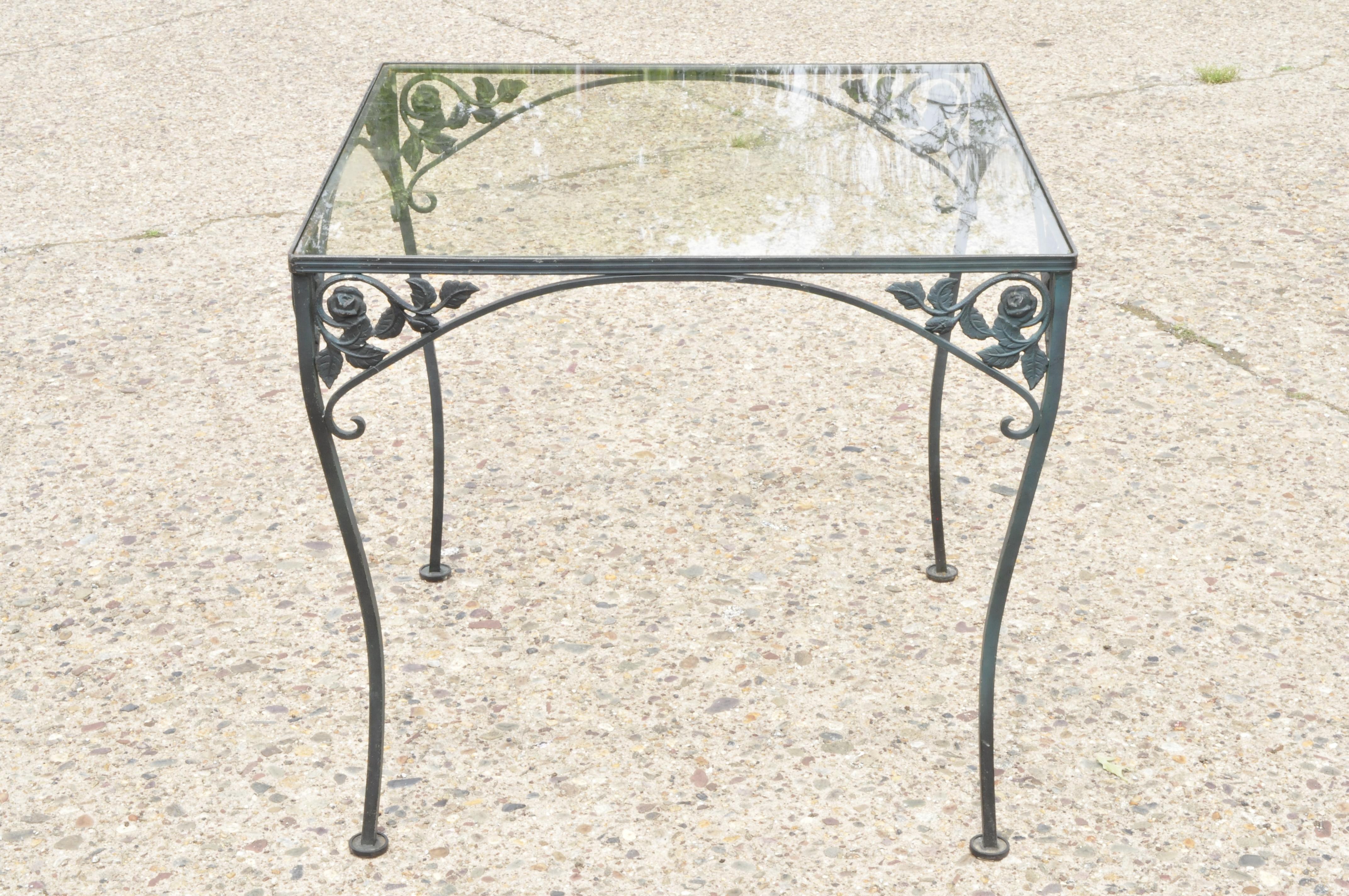 Ensemble de 4 chaises et table carrée de salle à manger de jardin Chantilly Rose Green de Woodard Bon état à Philadelphia, PA