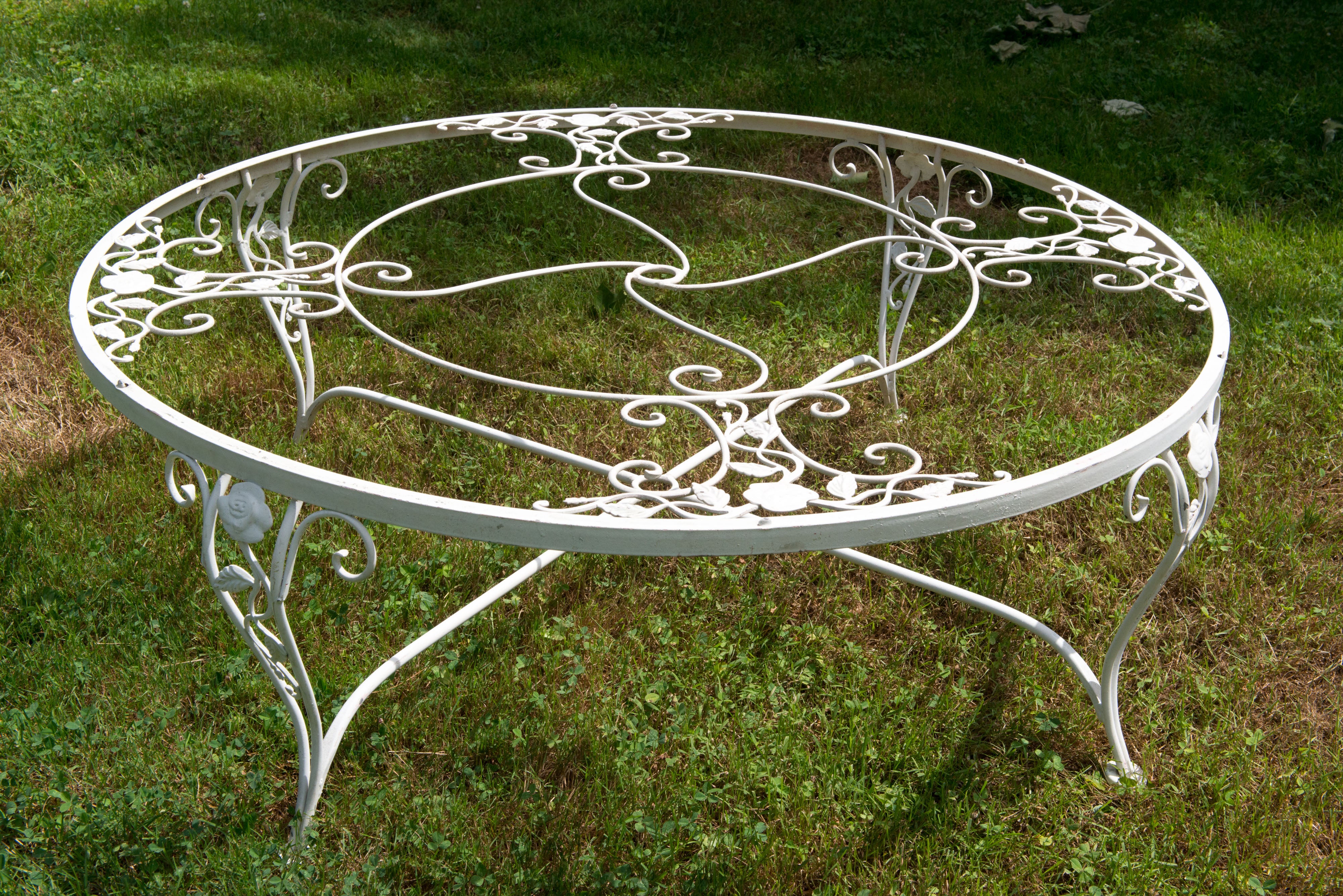 Classique américain Table basse en fer forgé avec grand plateau rond en verre Chantilly Rose de Woodard  en vente