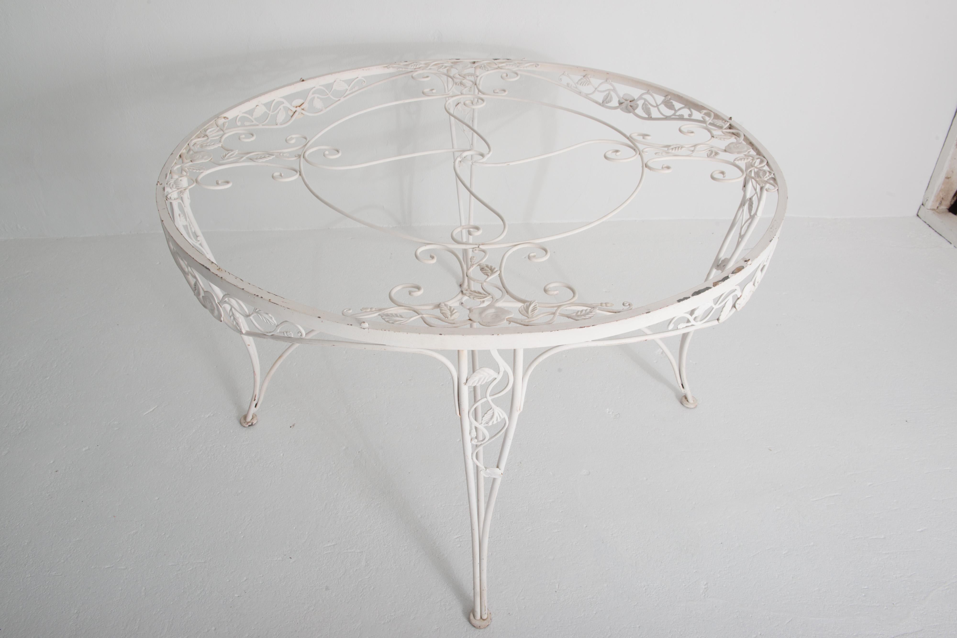 20ième siècle Table basse en fer forgé avec grand plateau rond en verre Chantilly Rose de Woodard  en vente