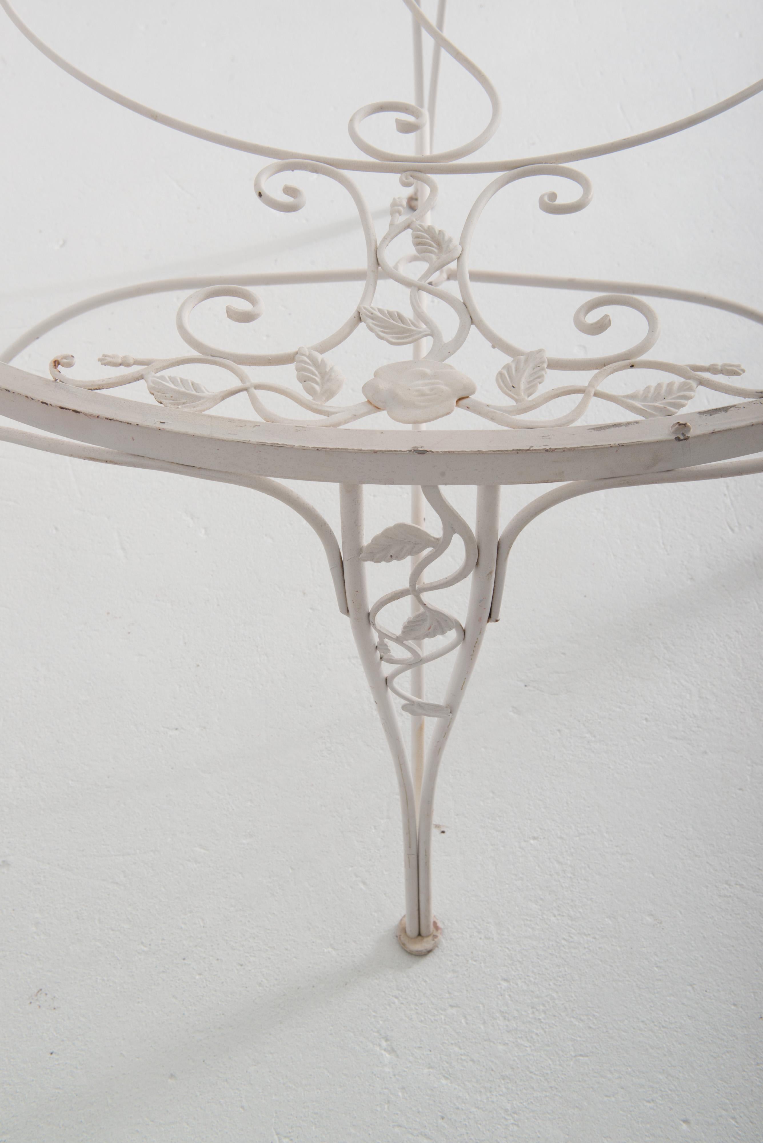 Verre Table basse en fer forgé avec grand plateau rond en verre Chantilly Rose de Woodard  en vente