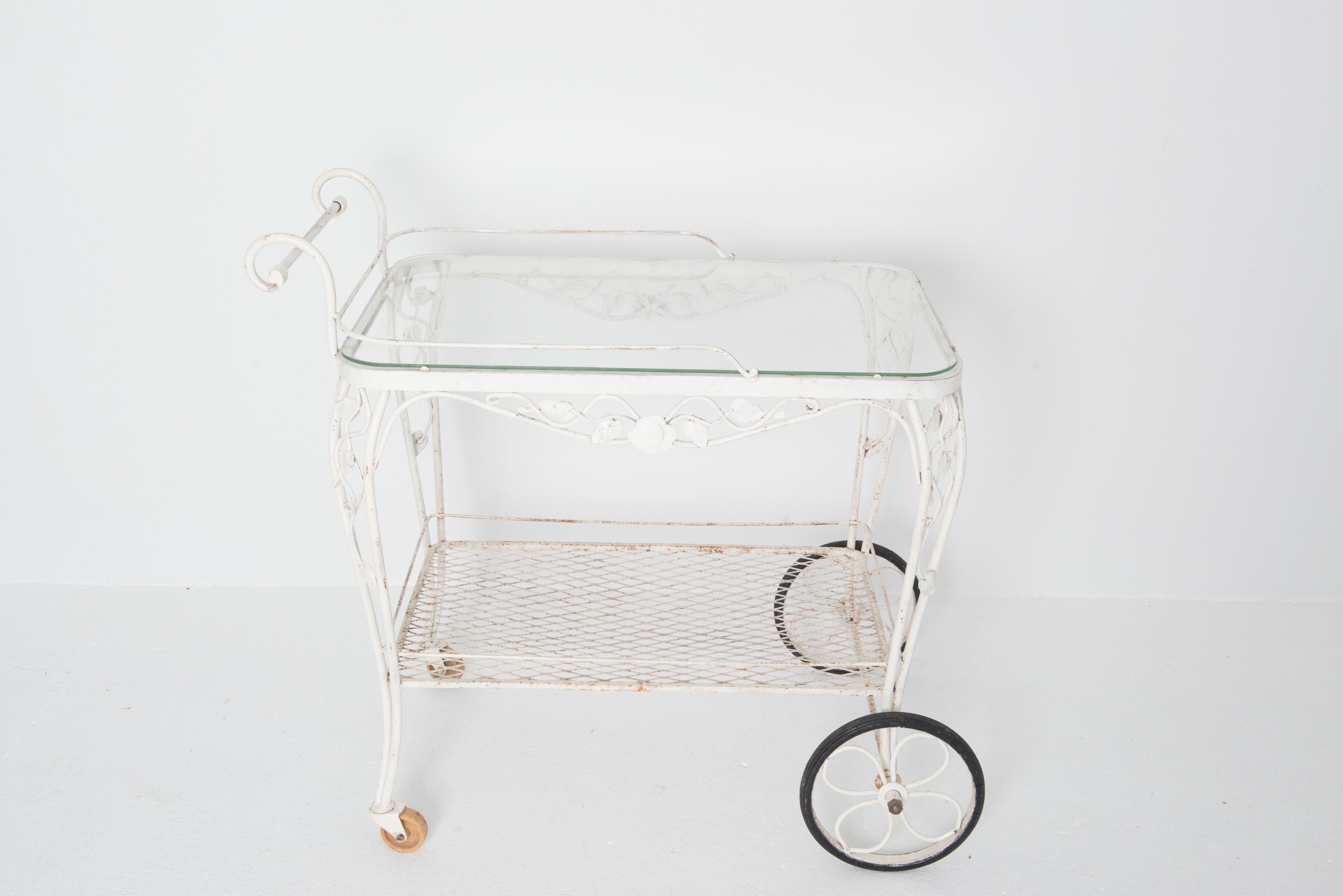 20ième siècle Chariot de thé ou de bar en fer forgé blanc Chantilly Rose de Woodard  en vente