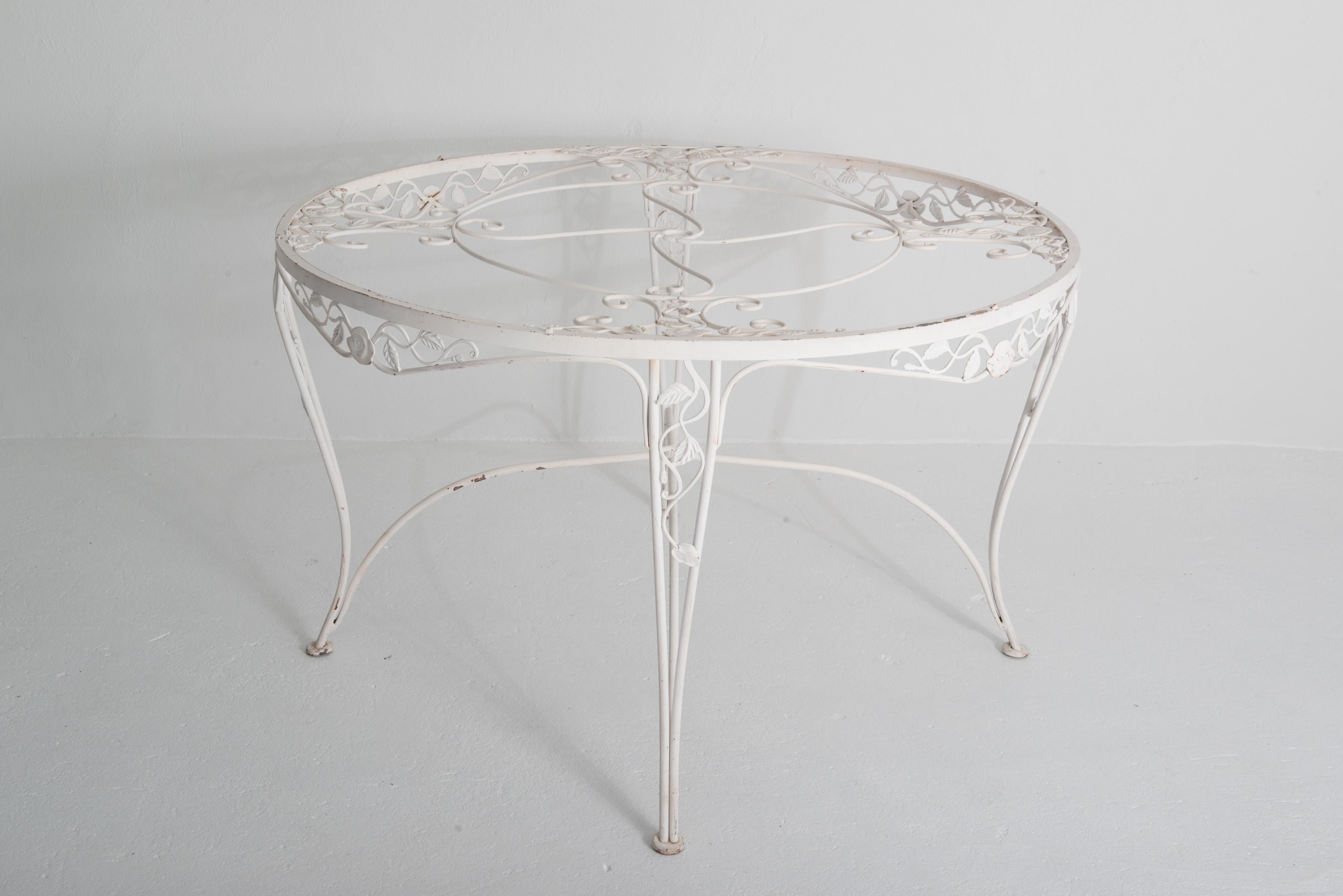 Il s'agit d'une table de salle à manger ronde classique en fer forgé Chantilly Rose de Woodard avec un nouveau plateau en verre rond d'un quart de pouce d'épaisseur taillé sur mesure. La table est bien fabriquée et de bonne qualité.
Woodard, une