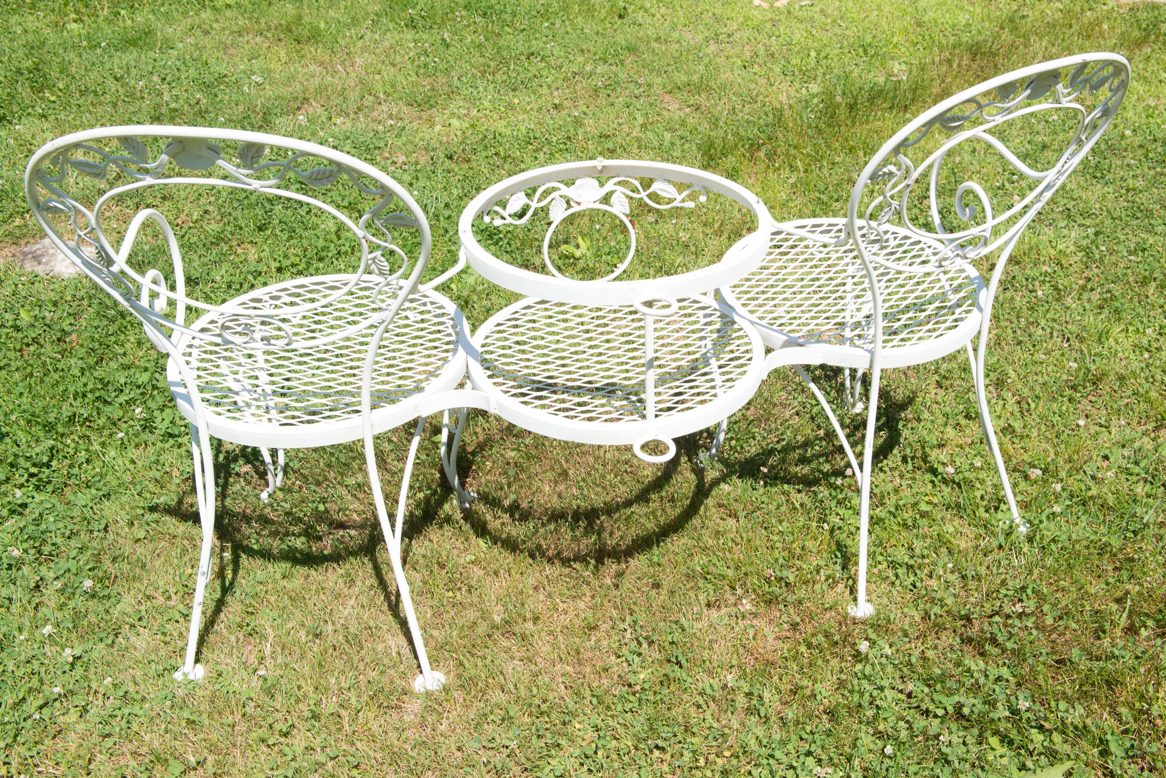 Classique américain Paire de fauteuils en fer forgé Chantilly Rose Tete a Tete de Woodard en vente