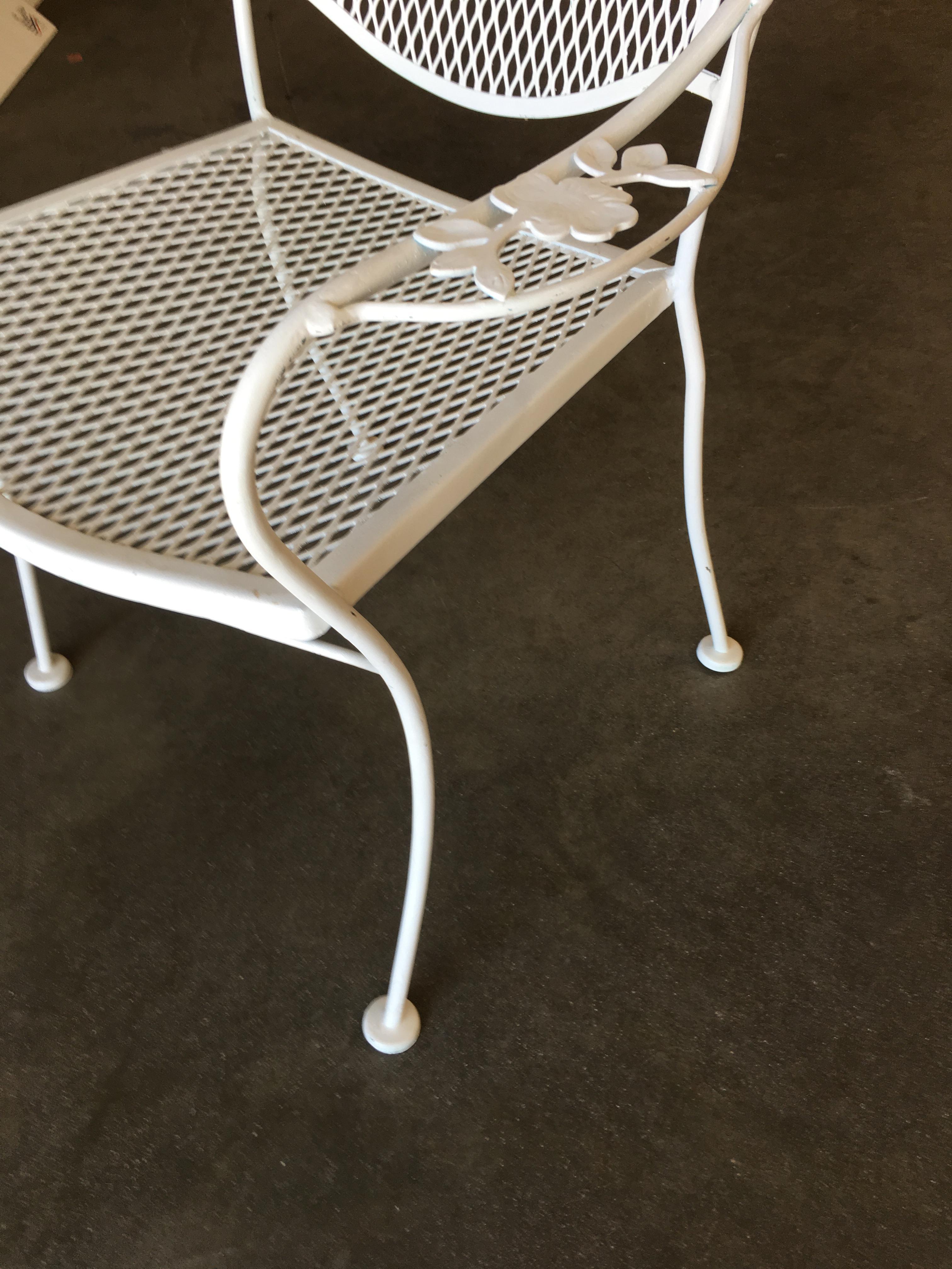 Woodard Company Mesh Outdoor/Patio Chair with Leaf Pattern Arms, Set of Four In Excellent Condition In Van Nuys, CA